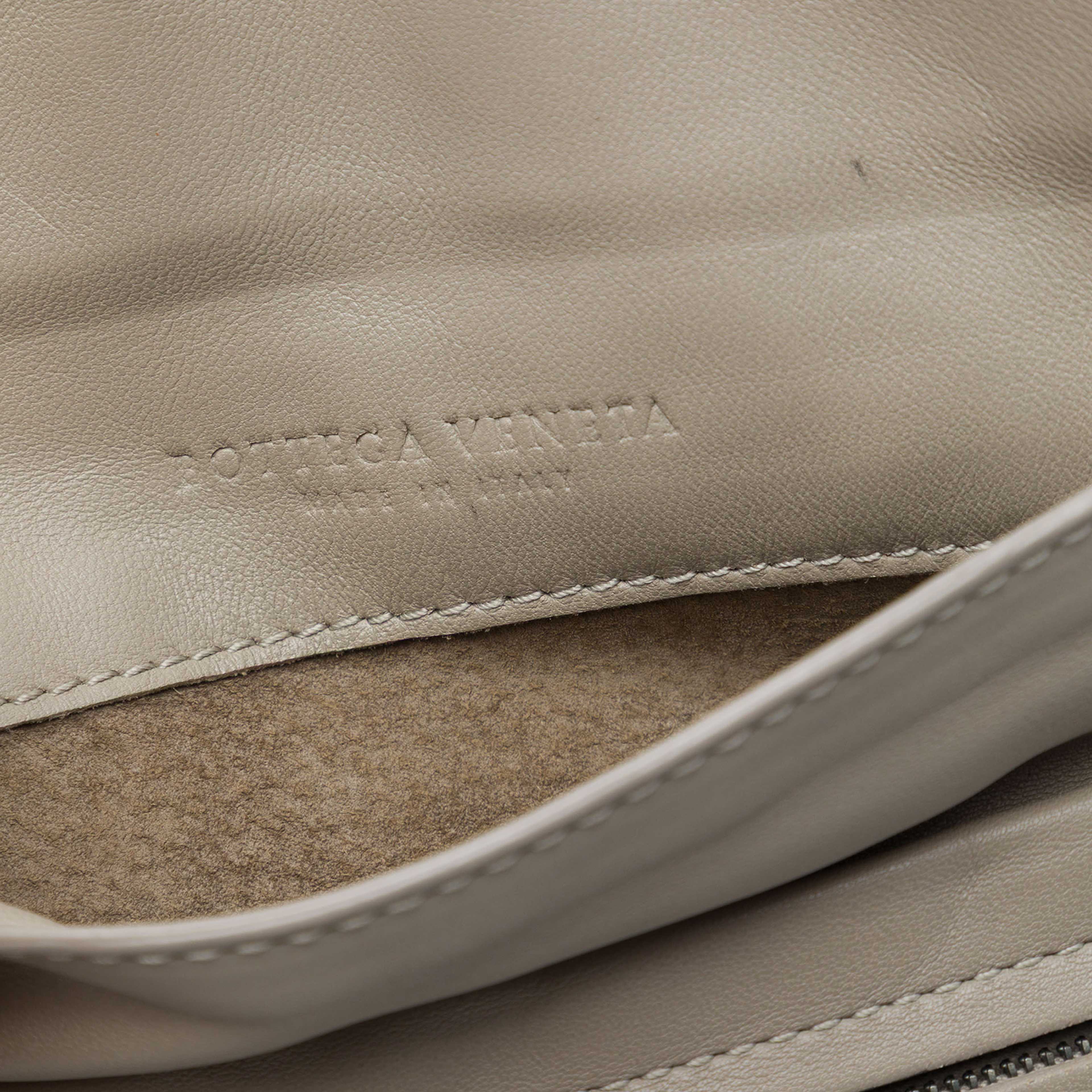 Bottega Veneta Mini Nappa Intrecciato Expandable Chain Flap Crossbody, från Luxclusif, i färgen beige. Klicka för att öppna bilden i stort format