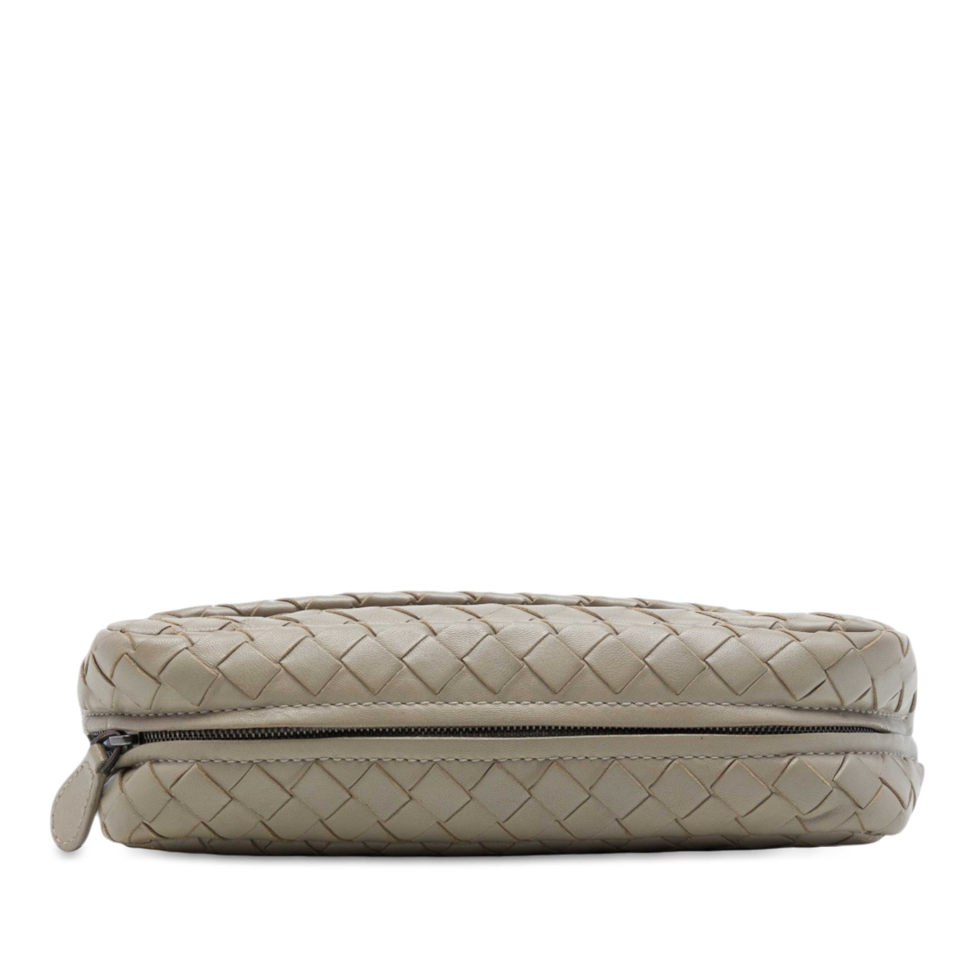 Bottega Veneta Mini Nappa Intrecciato Expandable Chain Flap Crossbody, från Luxclusif, i färgen beige. Klicka för att öppna bilden i stort format