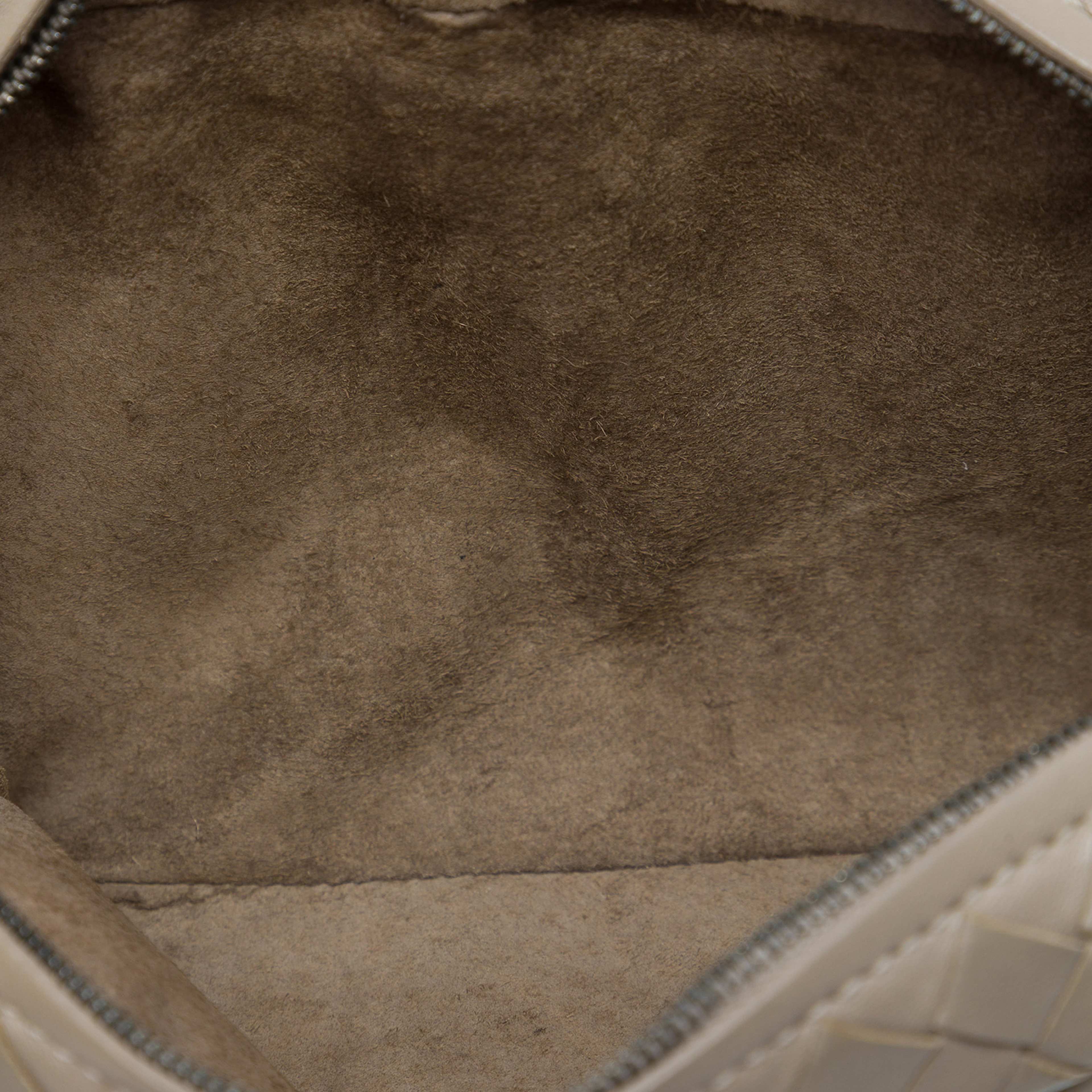 Bottega Veneta Mini Nappa Intrecciato Expandable Chain Flap Crossbody, från Luxclusif, i färgen beige. Klicka för att öppna bilden i stort format