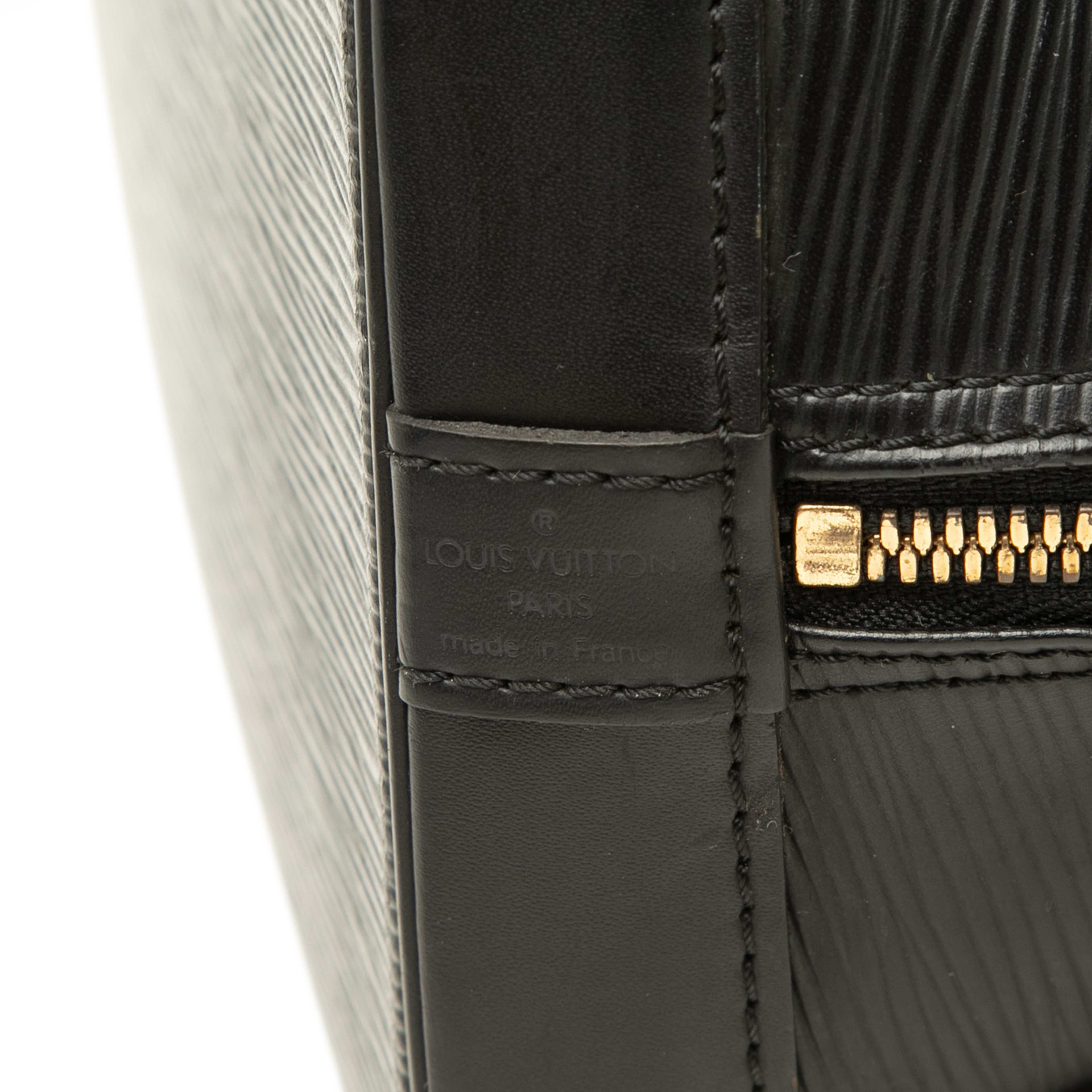 Louis Vuitton Epi Alma Pm, från Luxclusif, i färgen svart. Klicka för att öppna bilden i stort format