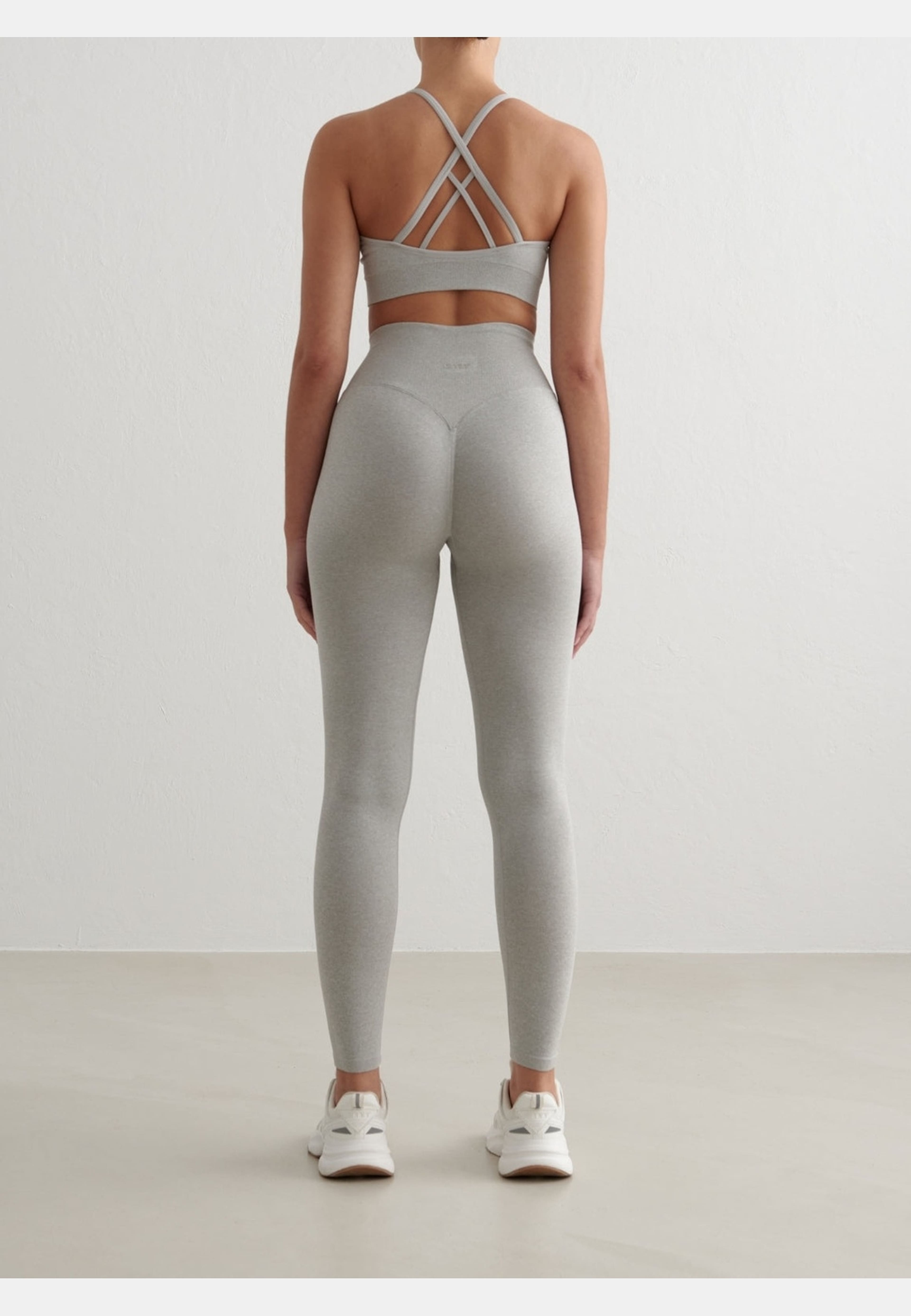 Shape Seamless Cross Back Bra, från aim'n, i färgen grey melange. Klicka för att öppna bilden i stort format