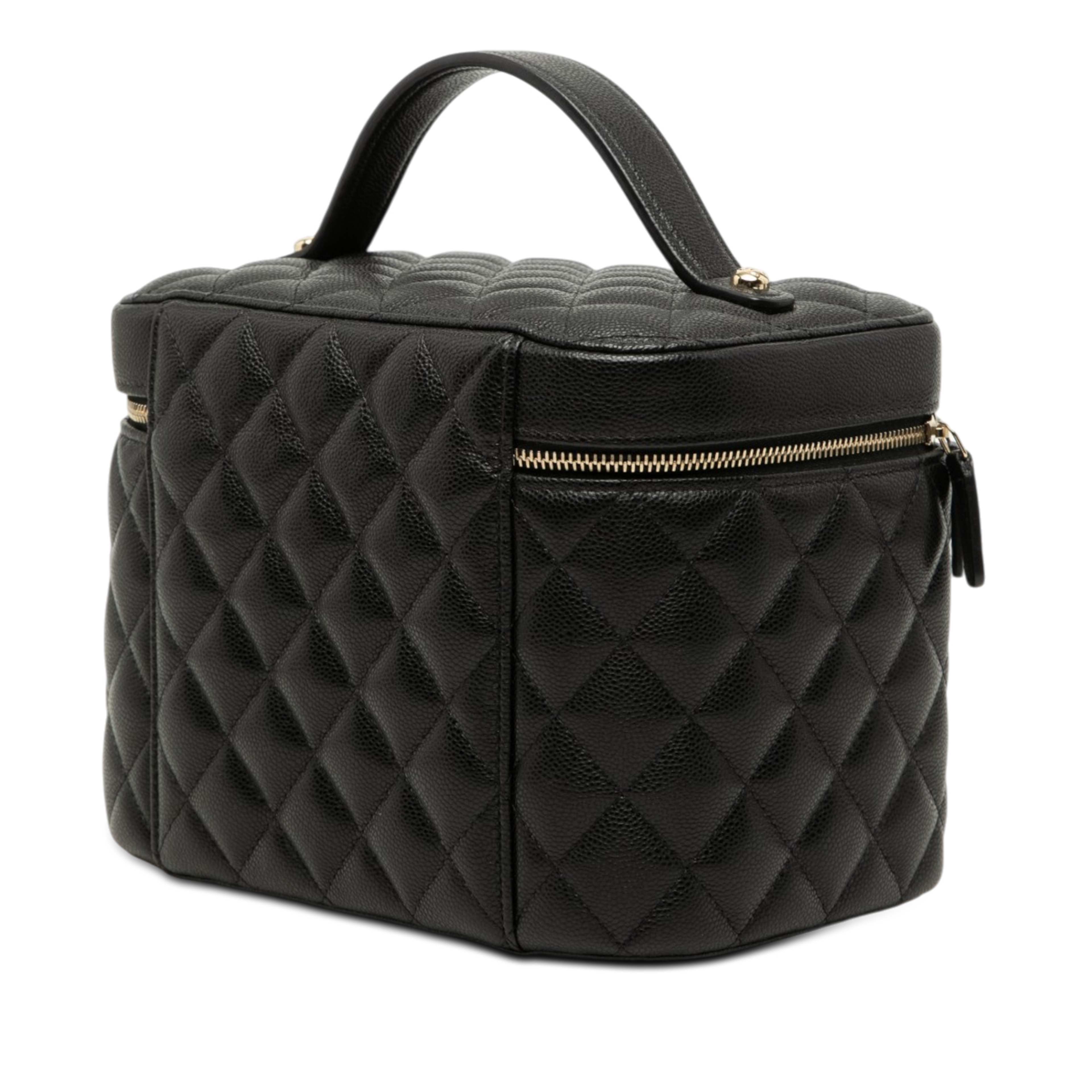 Chanel Medium Cc Quilted  Caviar Vanity Case, från Luxclusif, i färgen svart. Klicka för att öppna bilden i stort format