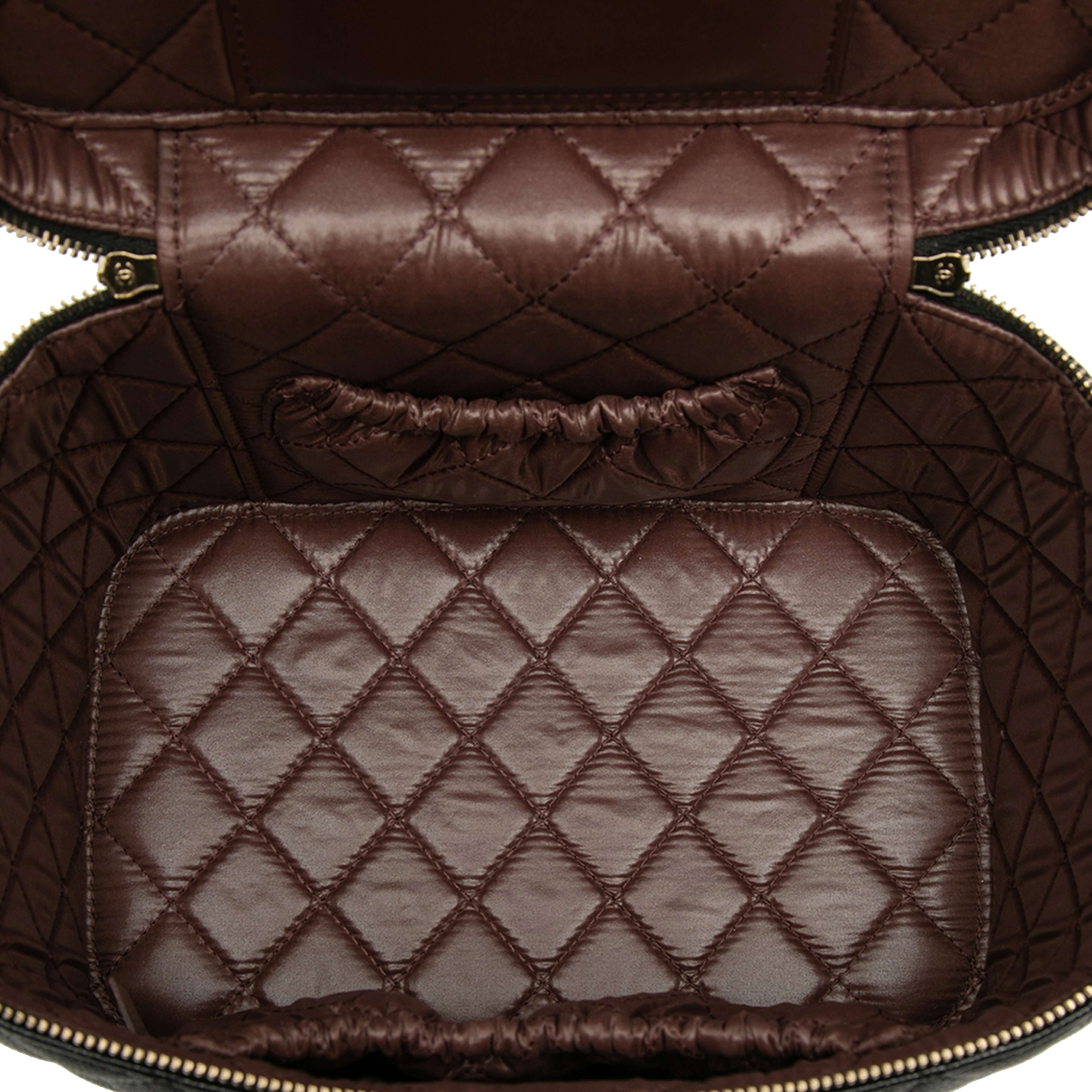 Chanel Medium Cc Quilted  Caviar Vanity Case, från Luxclusif, i färgen black. Klicka för att öppna bilden i stort format