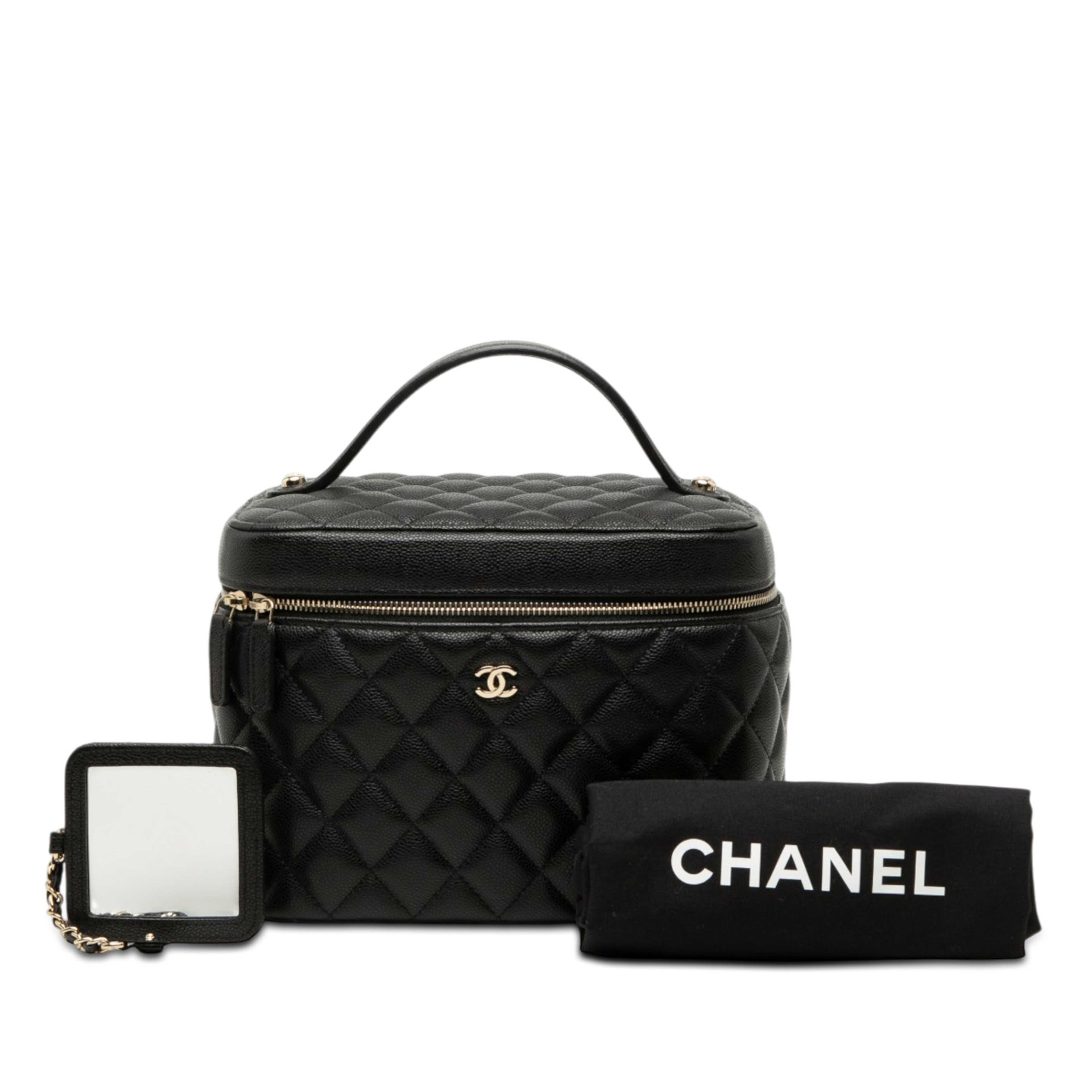 Chanel Medium Cc Quilted  Caviar Vanity Case, från Luxclusif, i färgen svart. Klicka för att öppna bilden i stort format