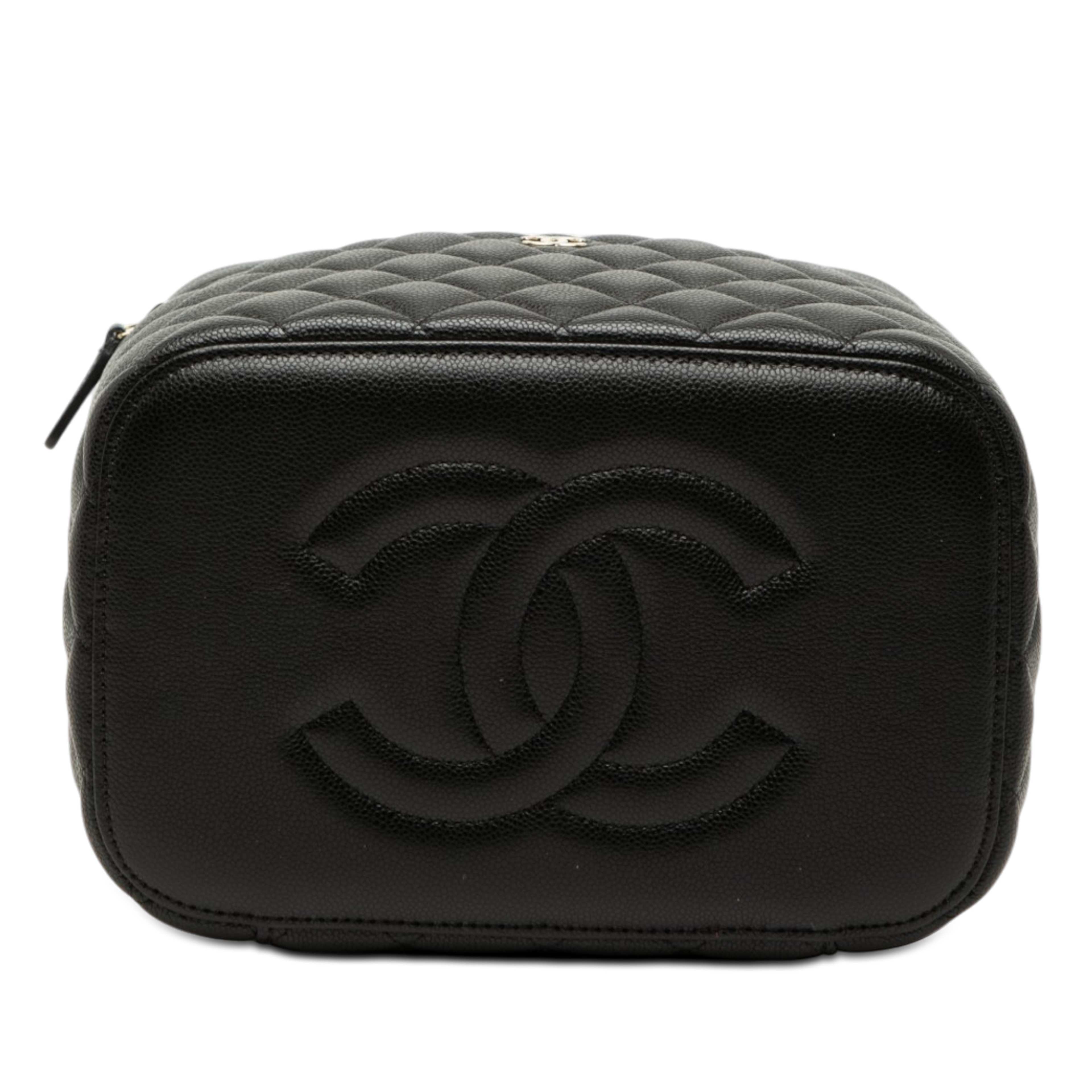 Chanel Medium Cc Quilted  Caviar Vanity Case, från Luxclusif, i färgen svart. Klicka för att öppna bilden i stort format