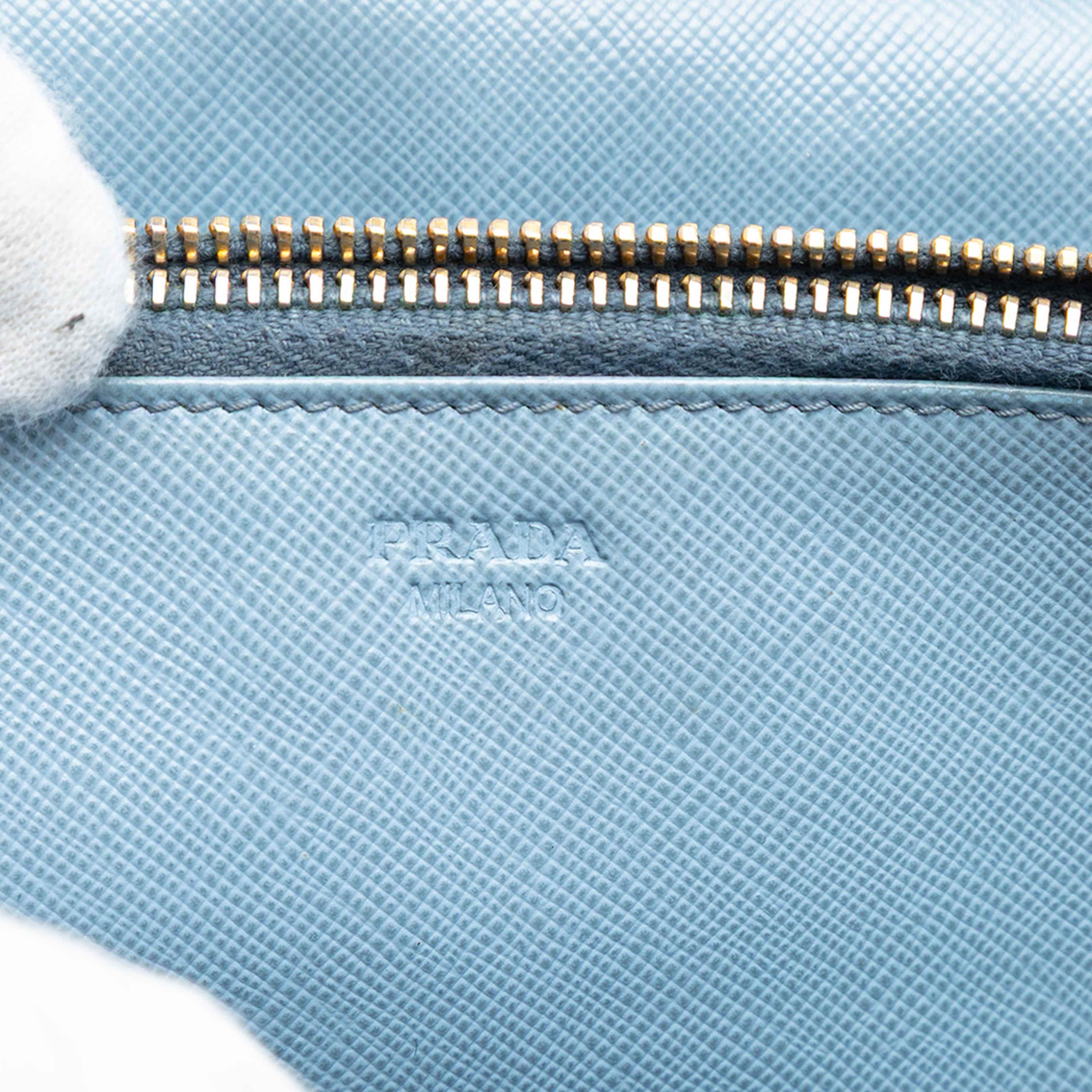 Prada Saffiano Wallet On Strap, från Luxclusif, i färgen light blue. Klicka för att öppna bilden i stort format