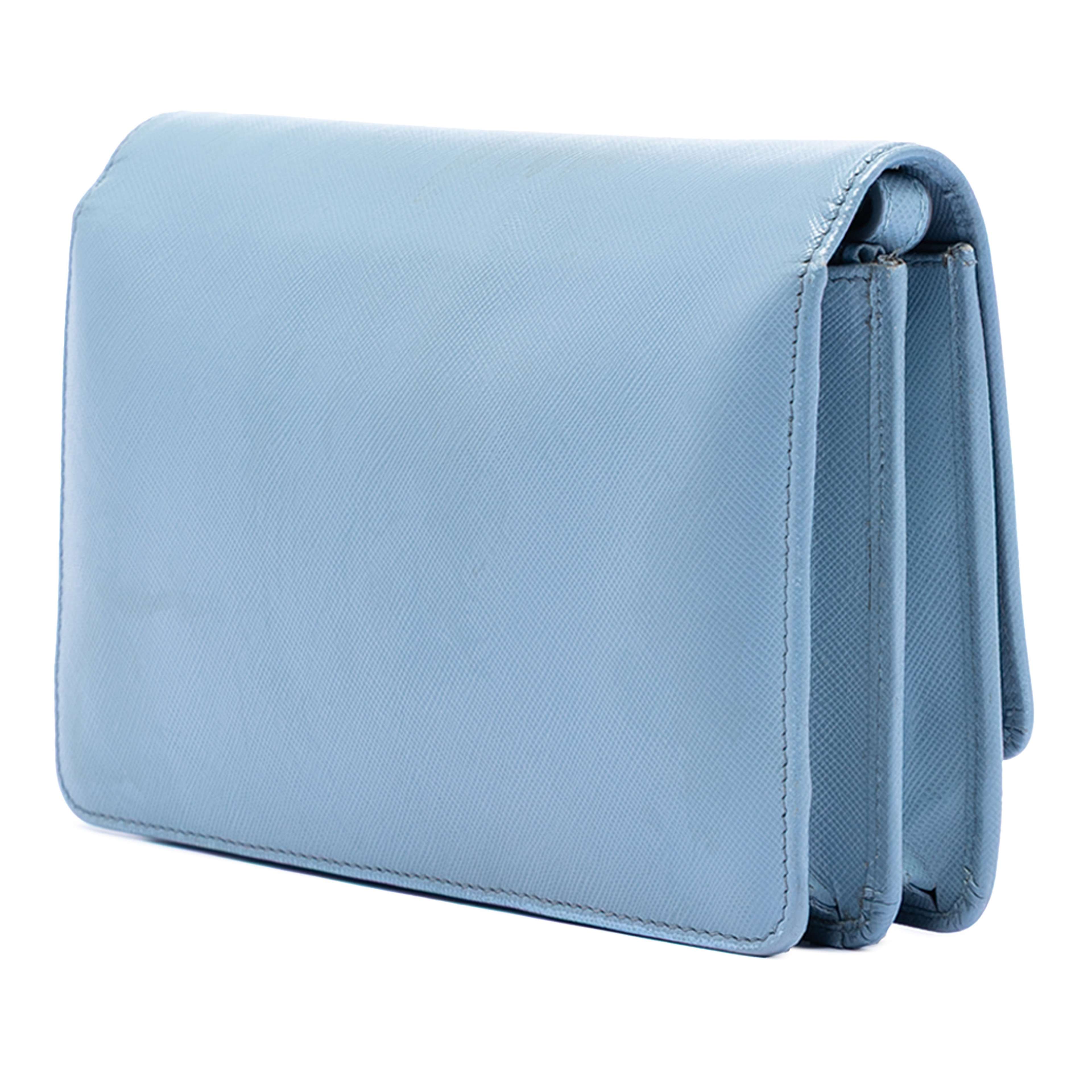 Prada Saffiano Wallet On Strap, från Luxclusif, i färgen light blue. Klicka för att öppna bilden i stort format