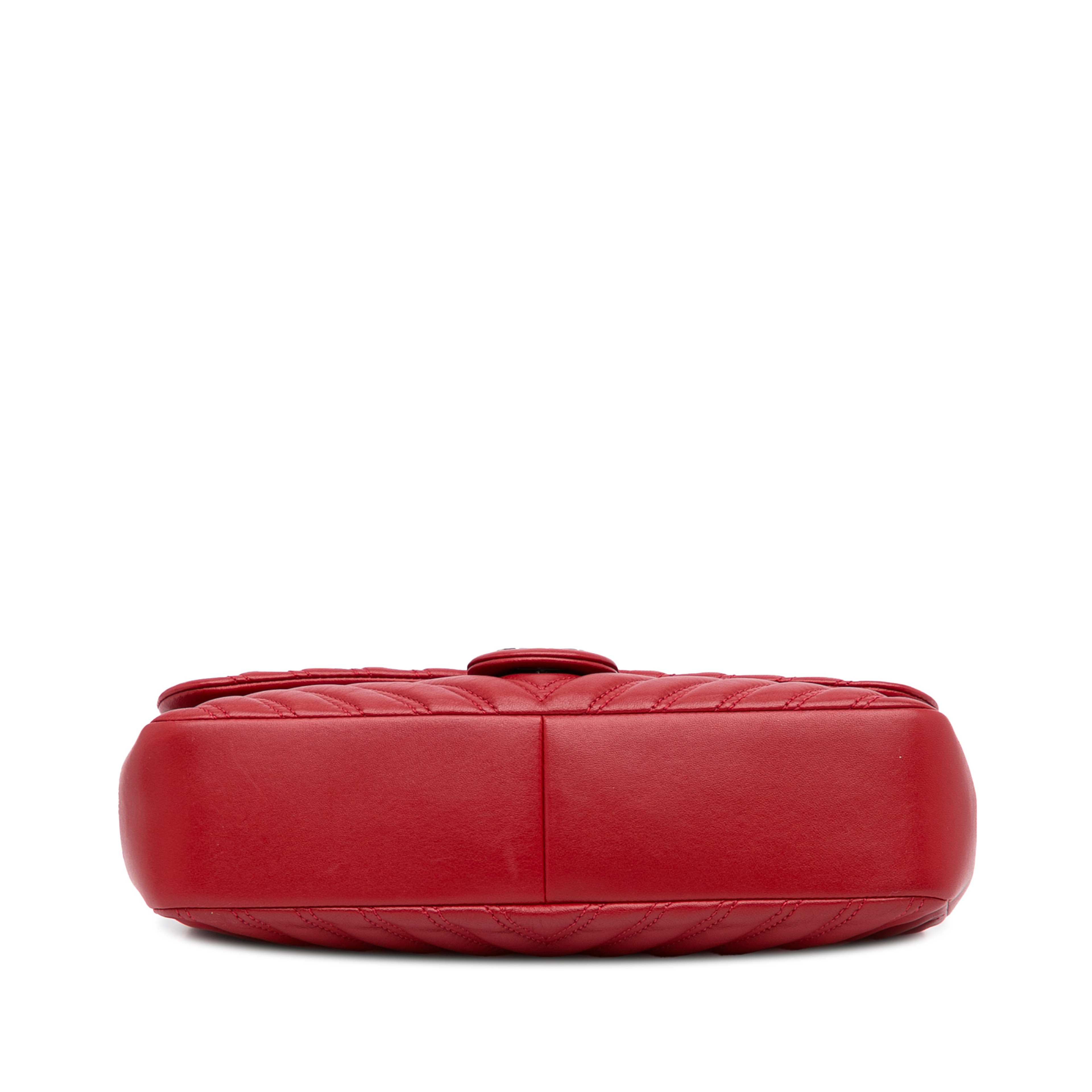 Chanel Jumbo Chevron Double Flap Bag, från Luxclusif, i färgen red. Klicka för att öppna bilden i stort format