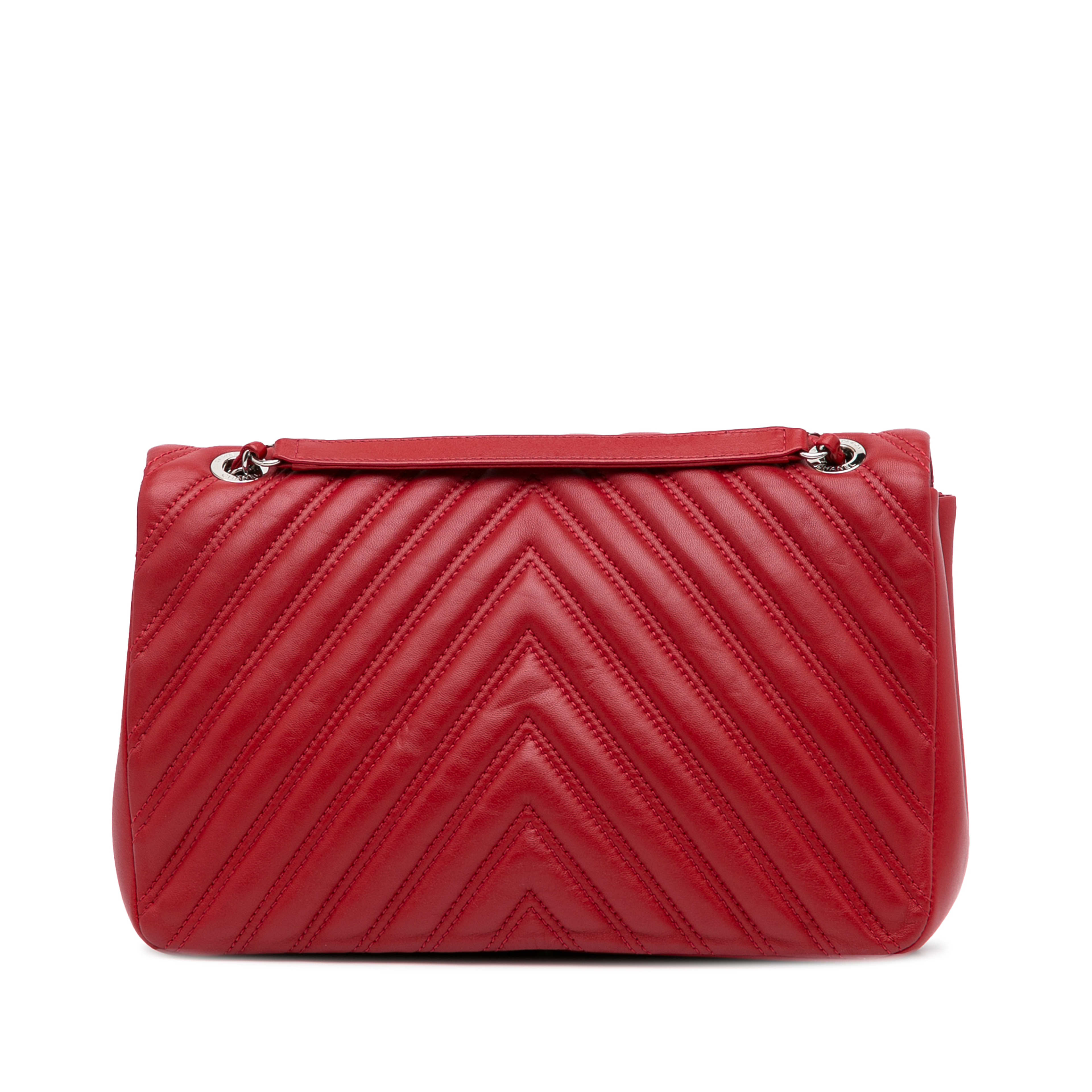 Chanel Jumbo Chevron Double Flap Bag, från Luxclusif, i färgen red. Klicka för att öppna bilden i stort format