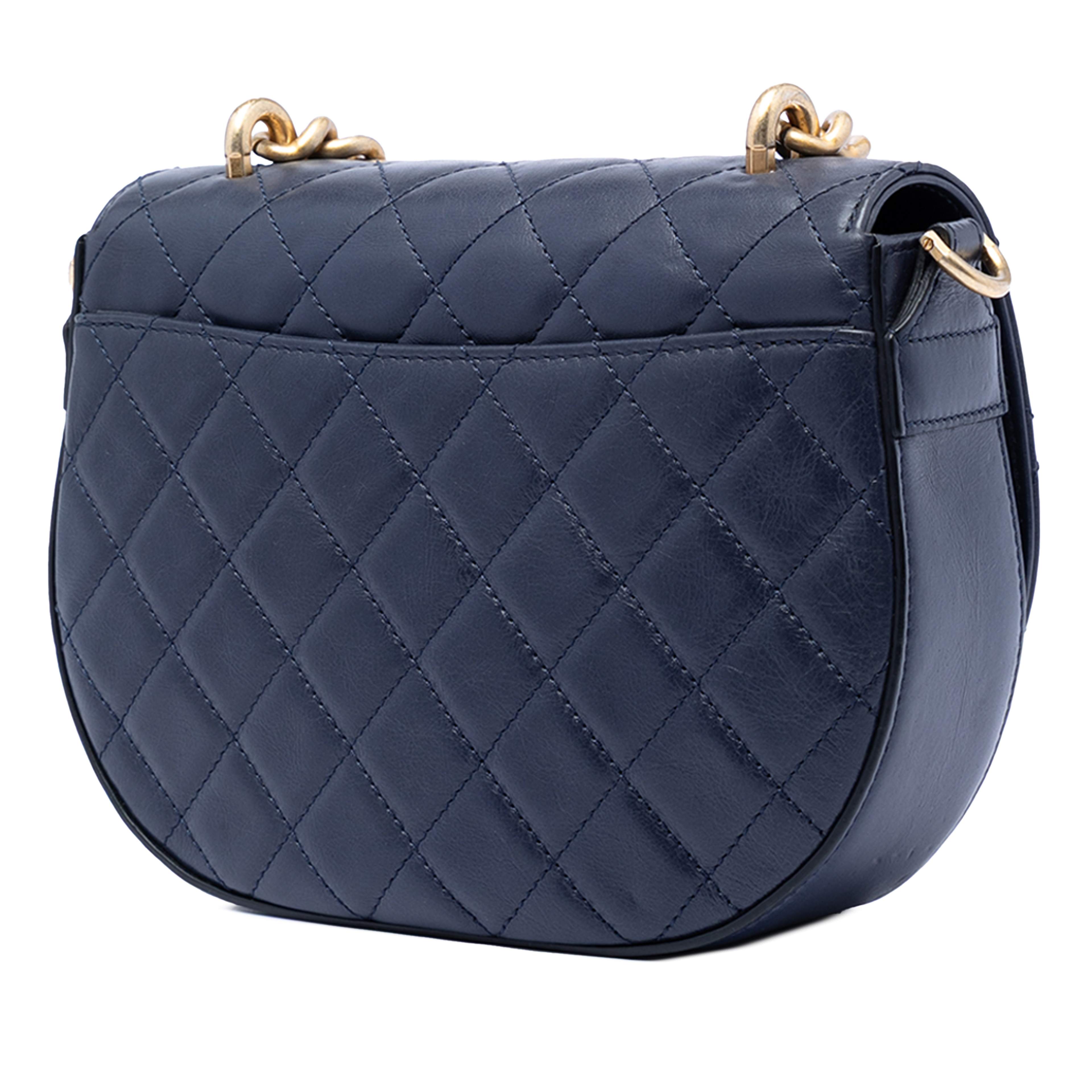 Chanel Cc Quilted Lambskin Chain Handle Half Moon Flap, från Luxclusif, i färgen blå. Klicka för att öppna bilden i stort format