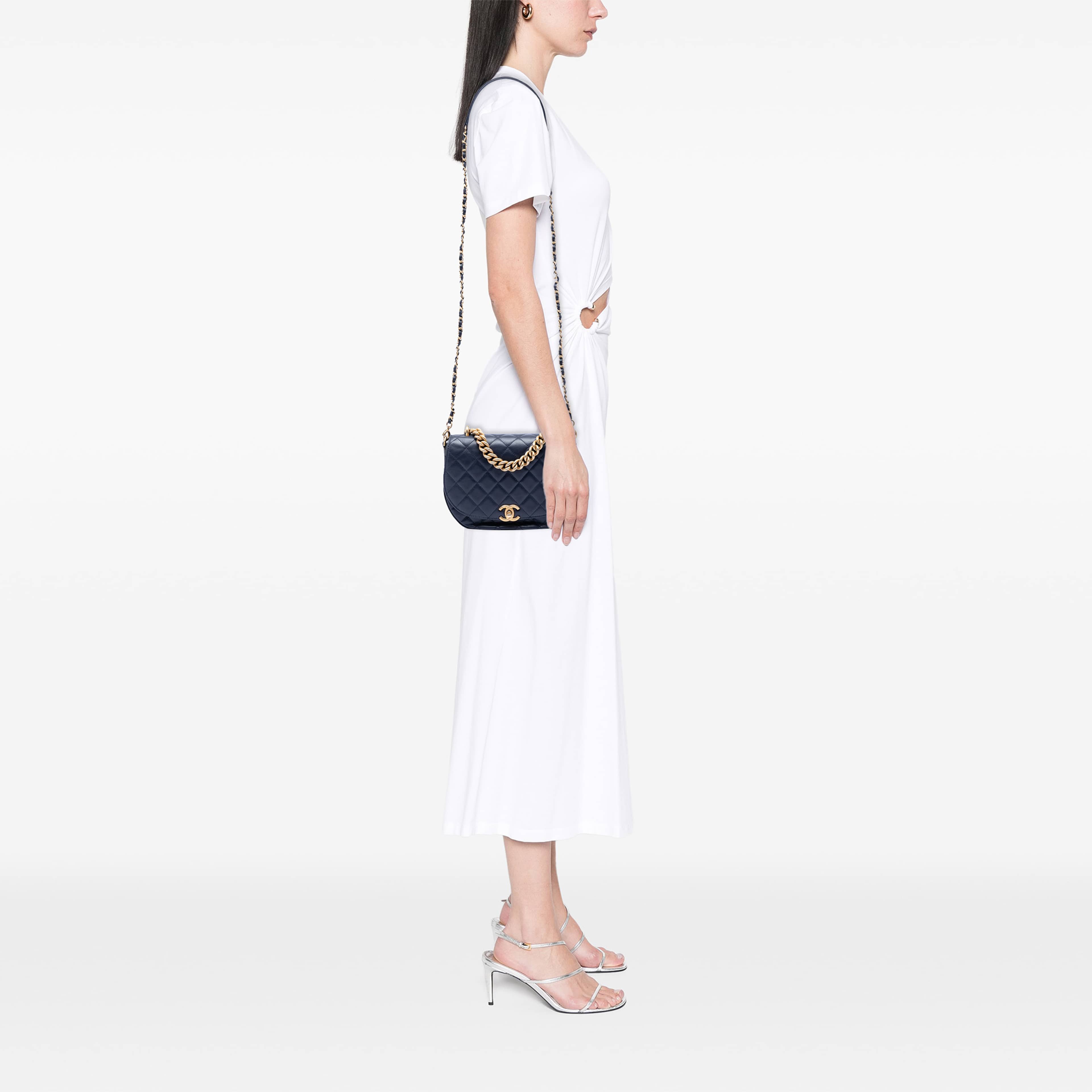 Chanel Cc Quilted Lambskin Chain Handle Half Moon Flap, från Luxclusif, i färgen blå. Klicka för att öppna bilden i stort format