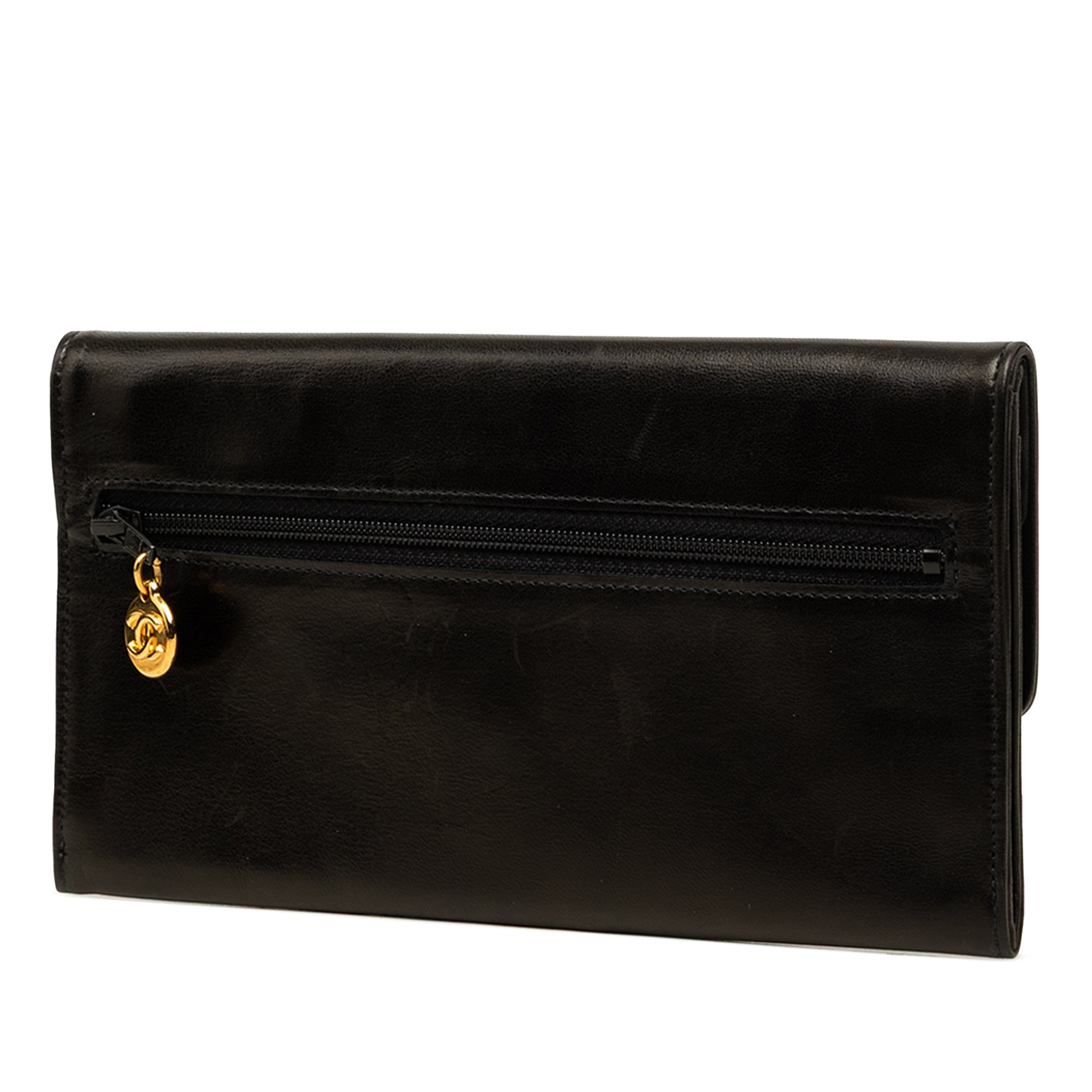 Chanel Cc Lambskin Stitched Double Flap Long Wallet, från Luxclusif, i färgen svart. Klicka för att öppna bilden i stort format