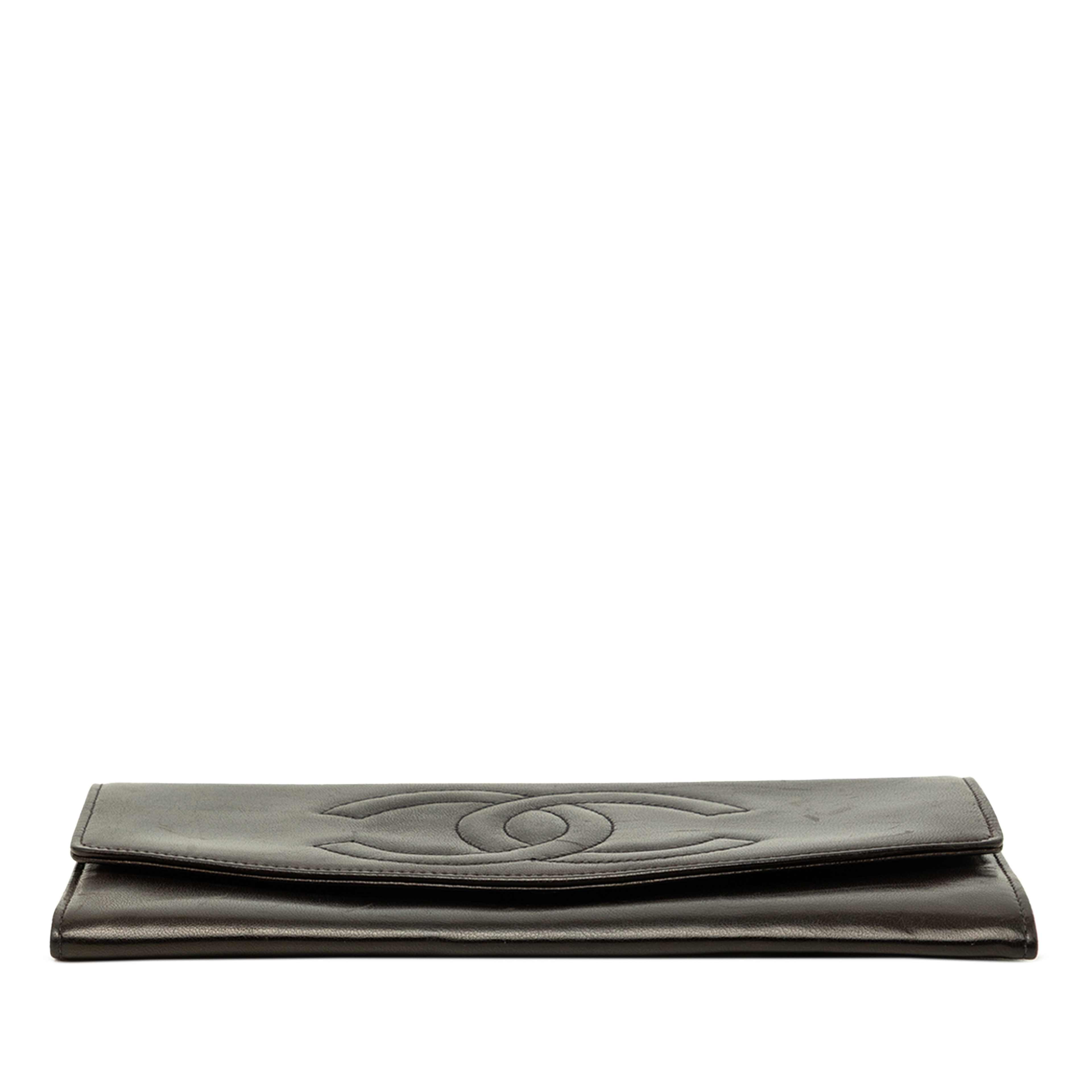 Chanel Cc Lambskin Stitched Double Flap Long Wallet, från Luxclusif, i färgen svart. Klicka för att öppna bilden i stort format