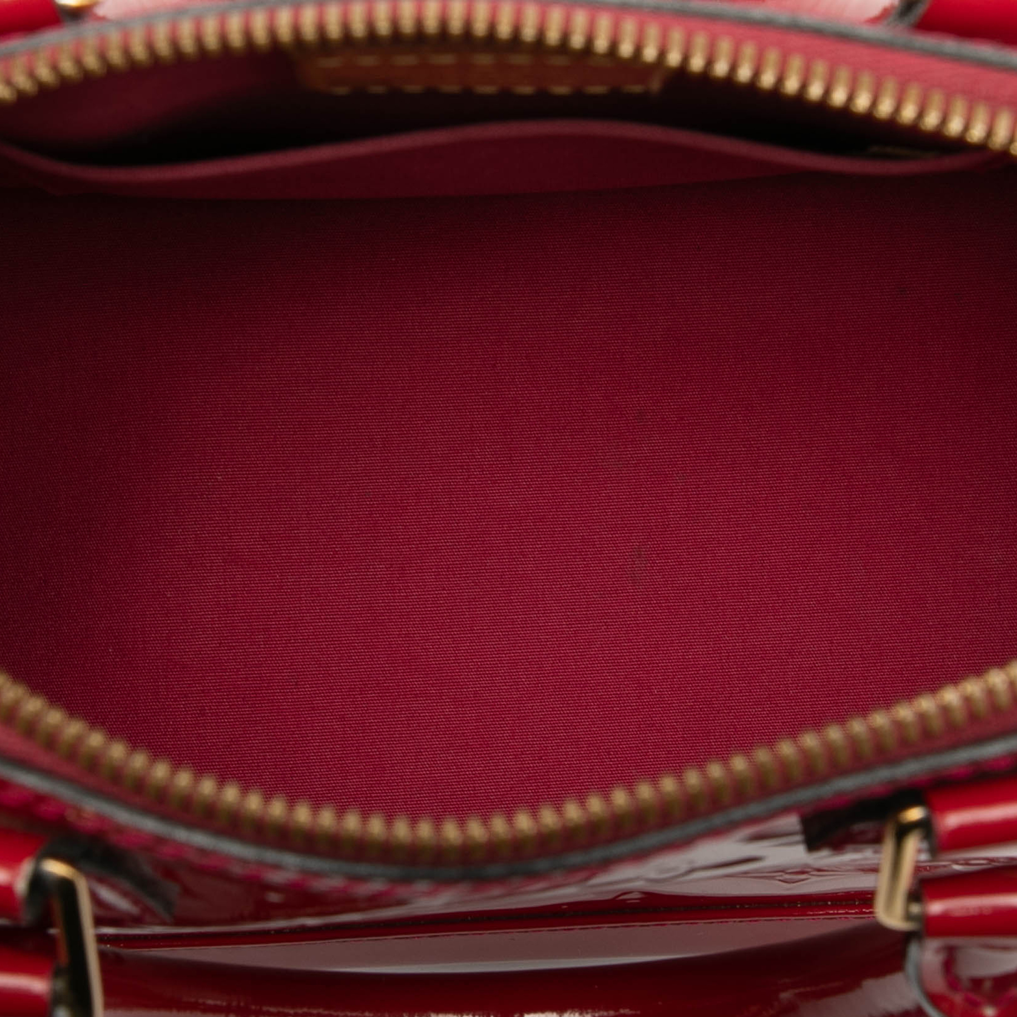 Louis Vuitton Monogram Vernis Alma Bb, från Luxclusif, i färgen red. Klicka för att öppna bilden i stort format