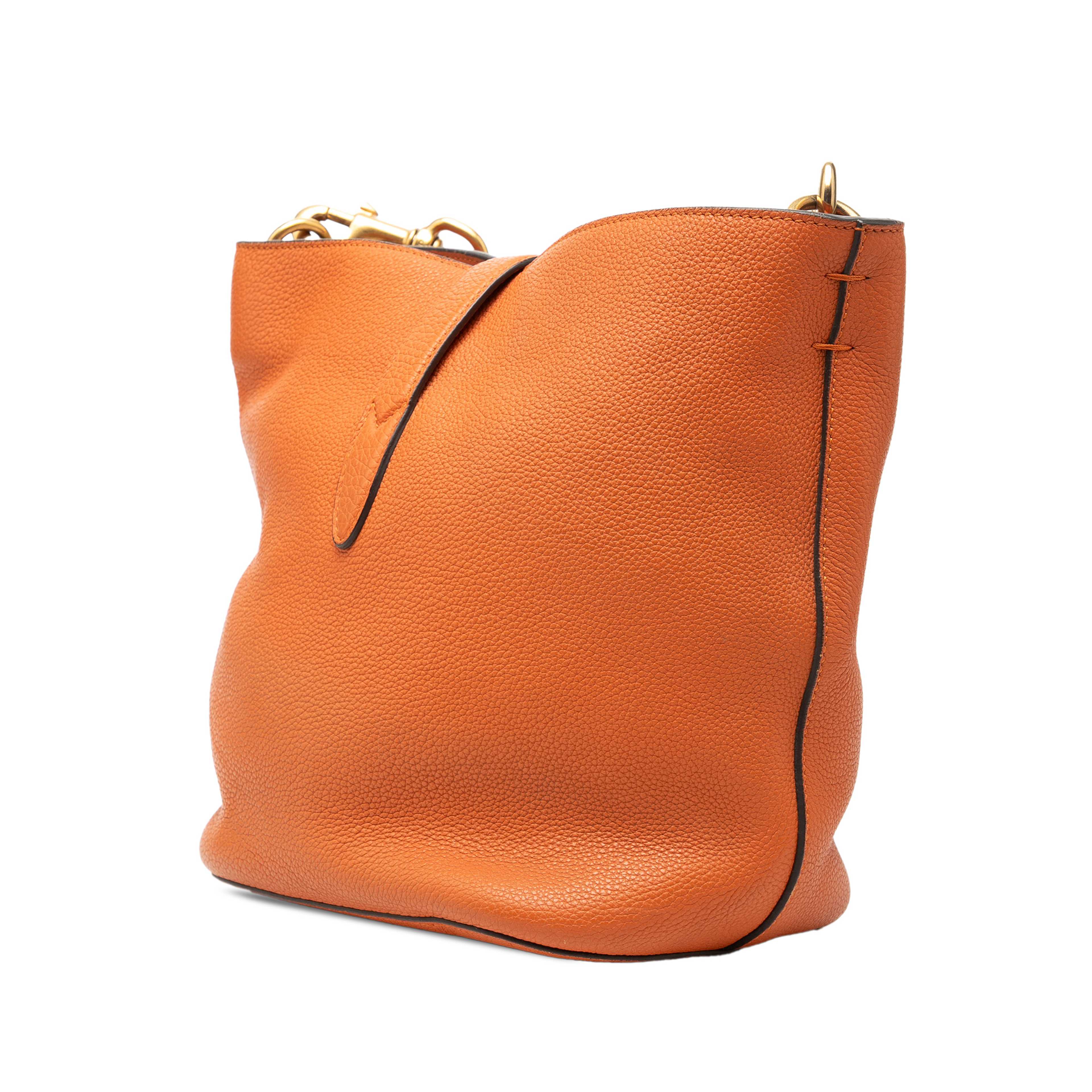 Gucci Grained Calfskin Soft Jackie Bucket Bag, från Luxclusif, i färgen orange. Klicka för att öppna bilden i stort format