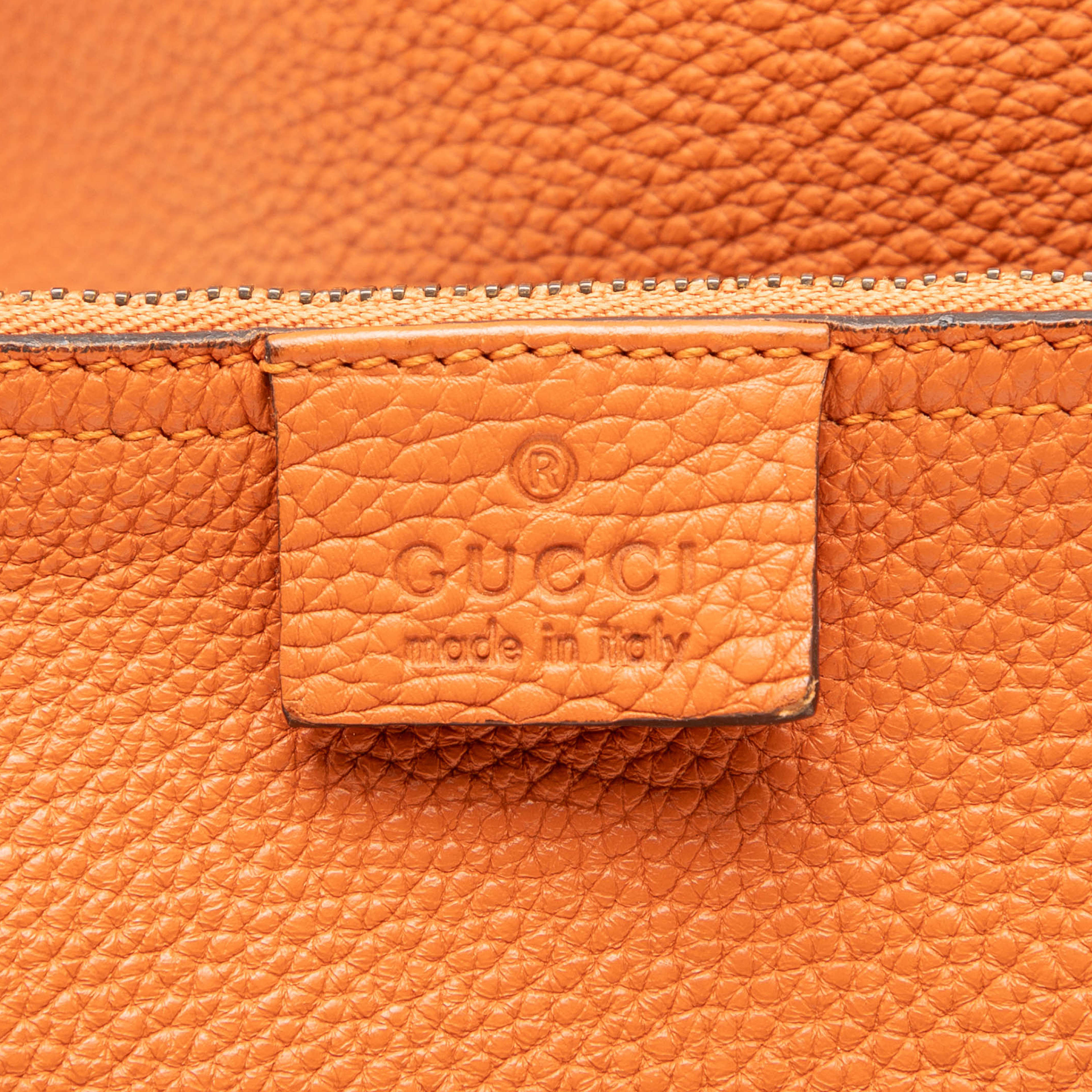 Gucci Grained Calfskin Soft Jackie Bucket Bag, från Luxclusif, i färgen orange. Klicka för att öppna bilden i stort format