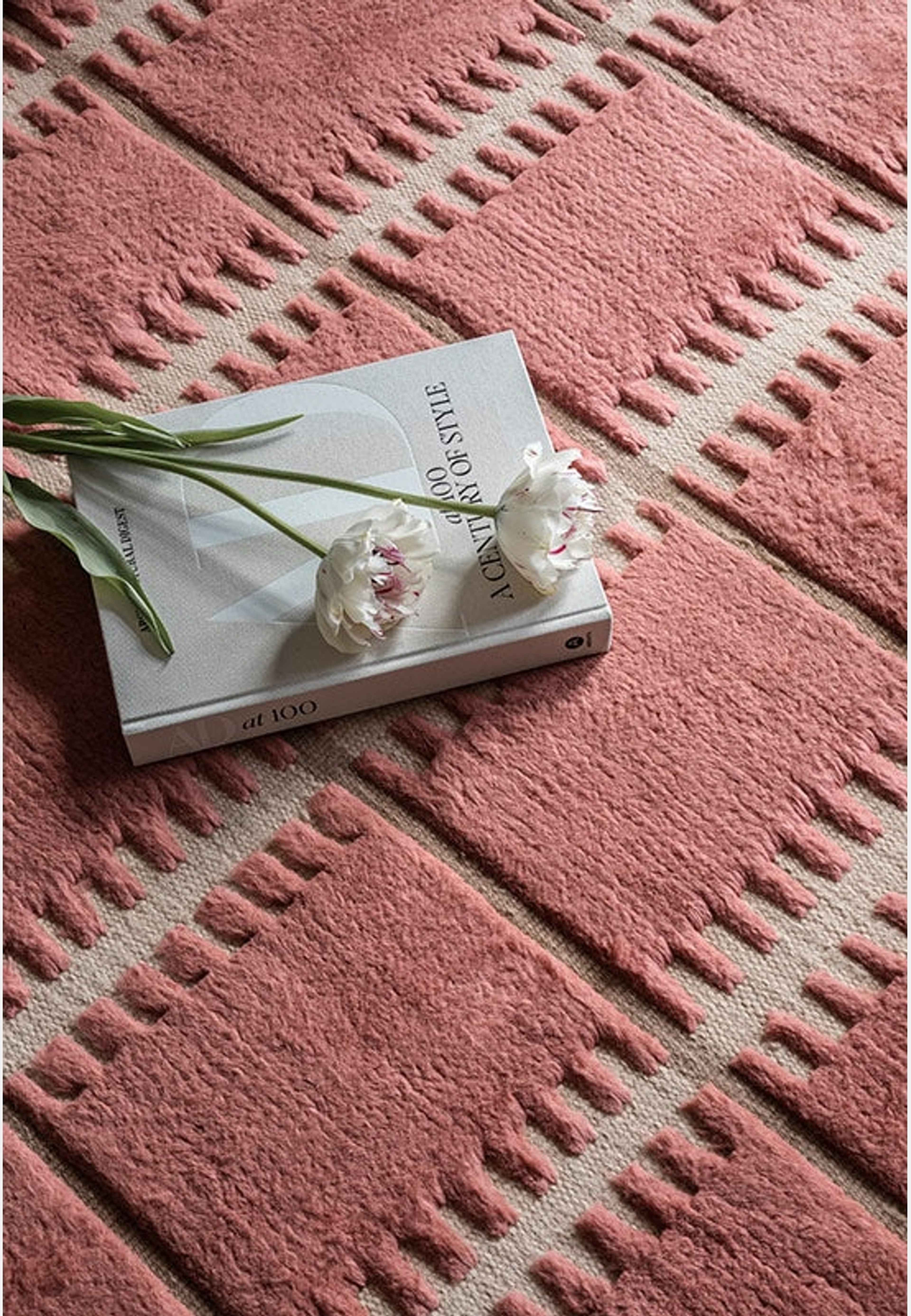 Lilly Ullmatta  300x400cm, från Layered, i färgen claret red. Klicka för att öppna bilden i stort format