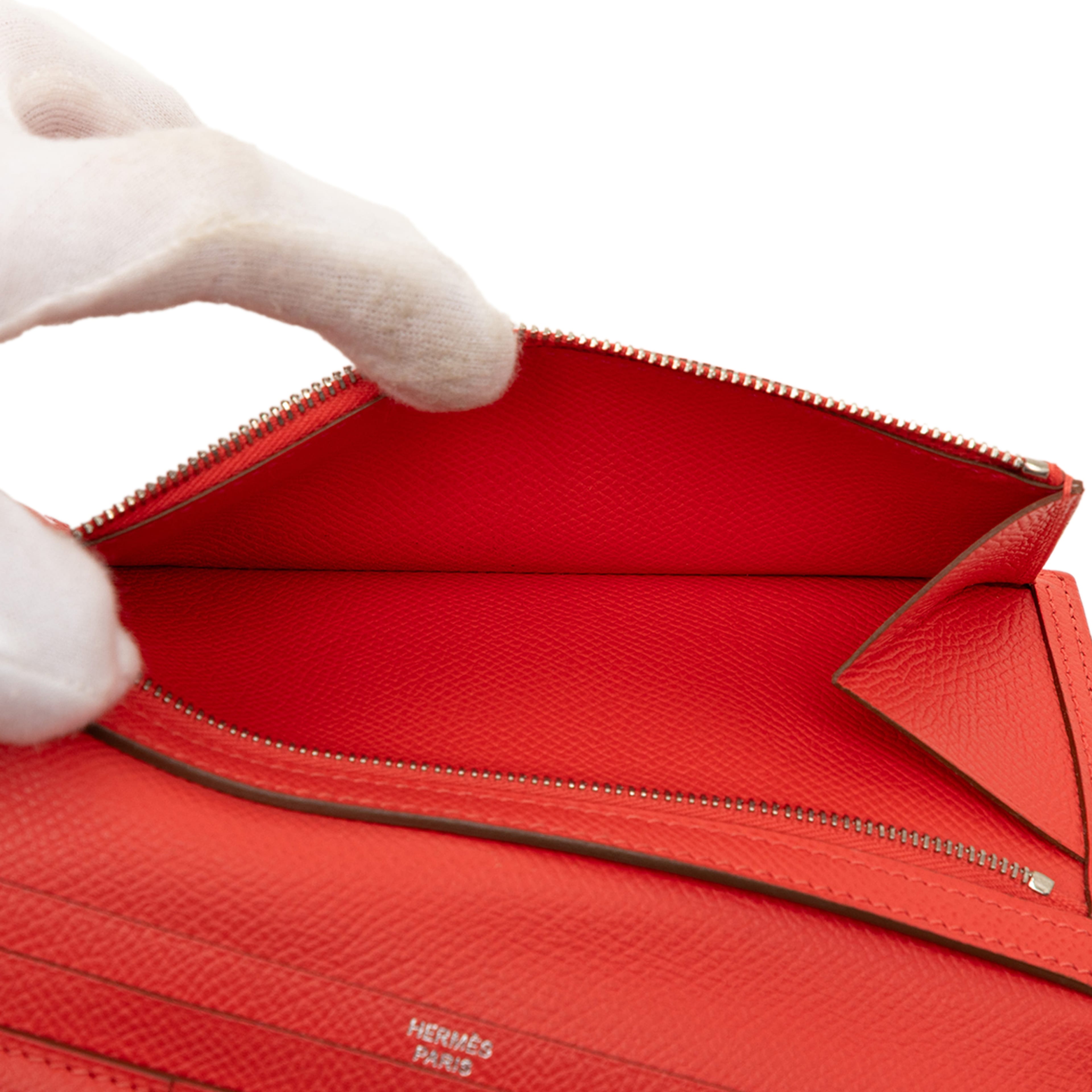 Hermès Epsom Bearn Wallet, från Luxclusif, i färgen red. Klicka för att öppna bilden i stort format