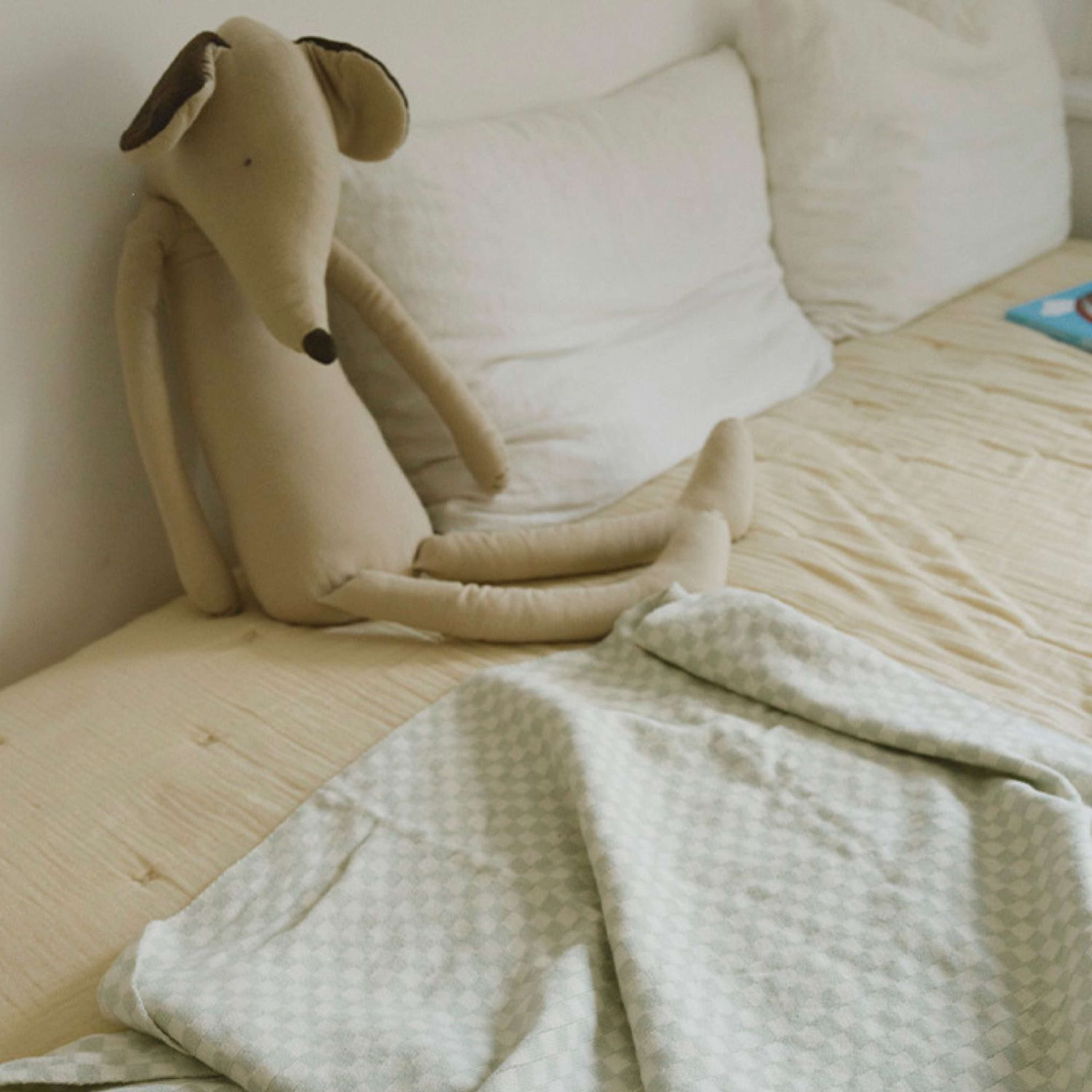 Stickade Filtplattor, från LORENA CANALS, i färgen naturlig/blå salvia. Klicka för att öppna bilden i stort format