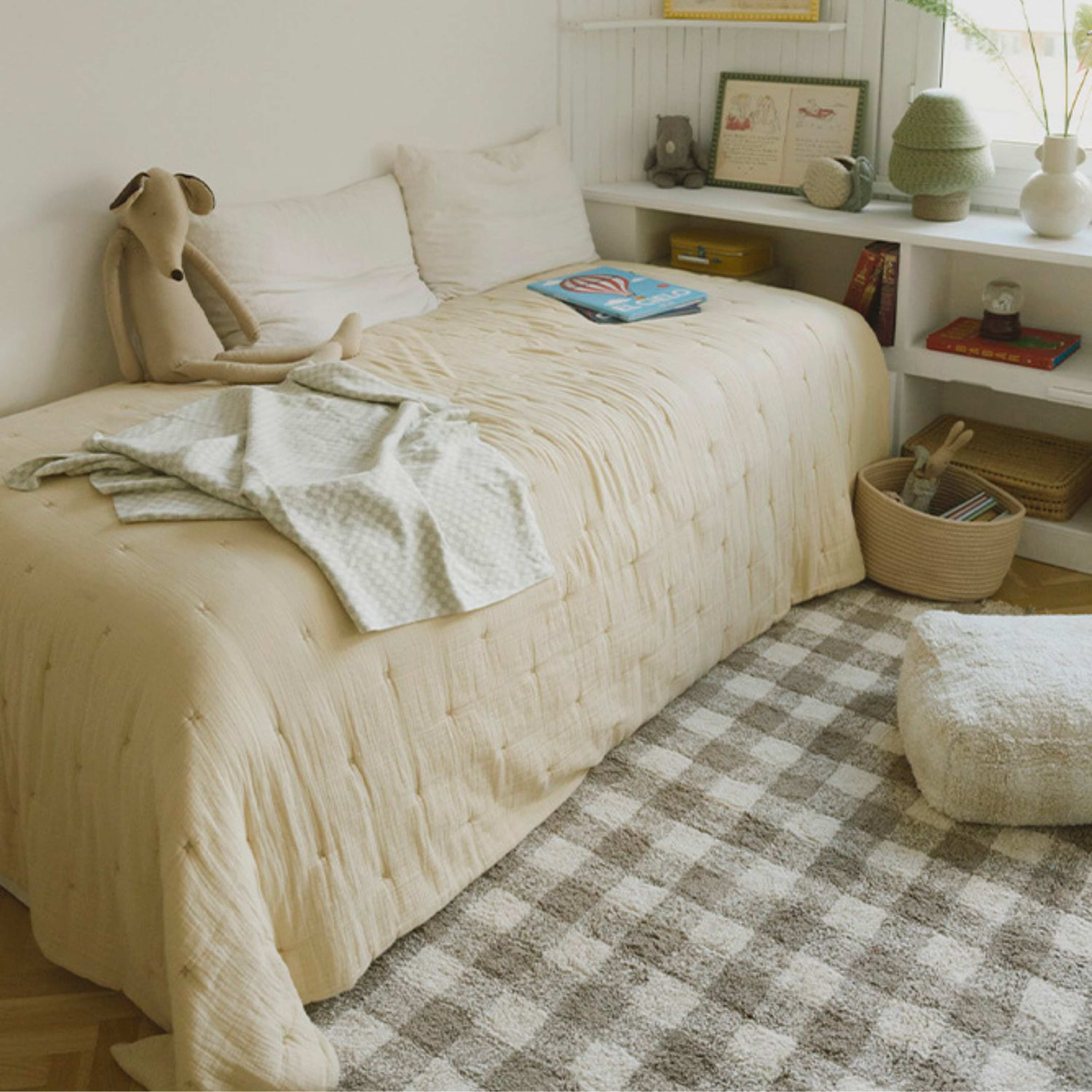 Stickade Filtplattor, från LORENA CANALS, i färgen naturlig/blå salvia. Klicka för att öppna bilden i stort format