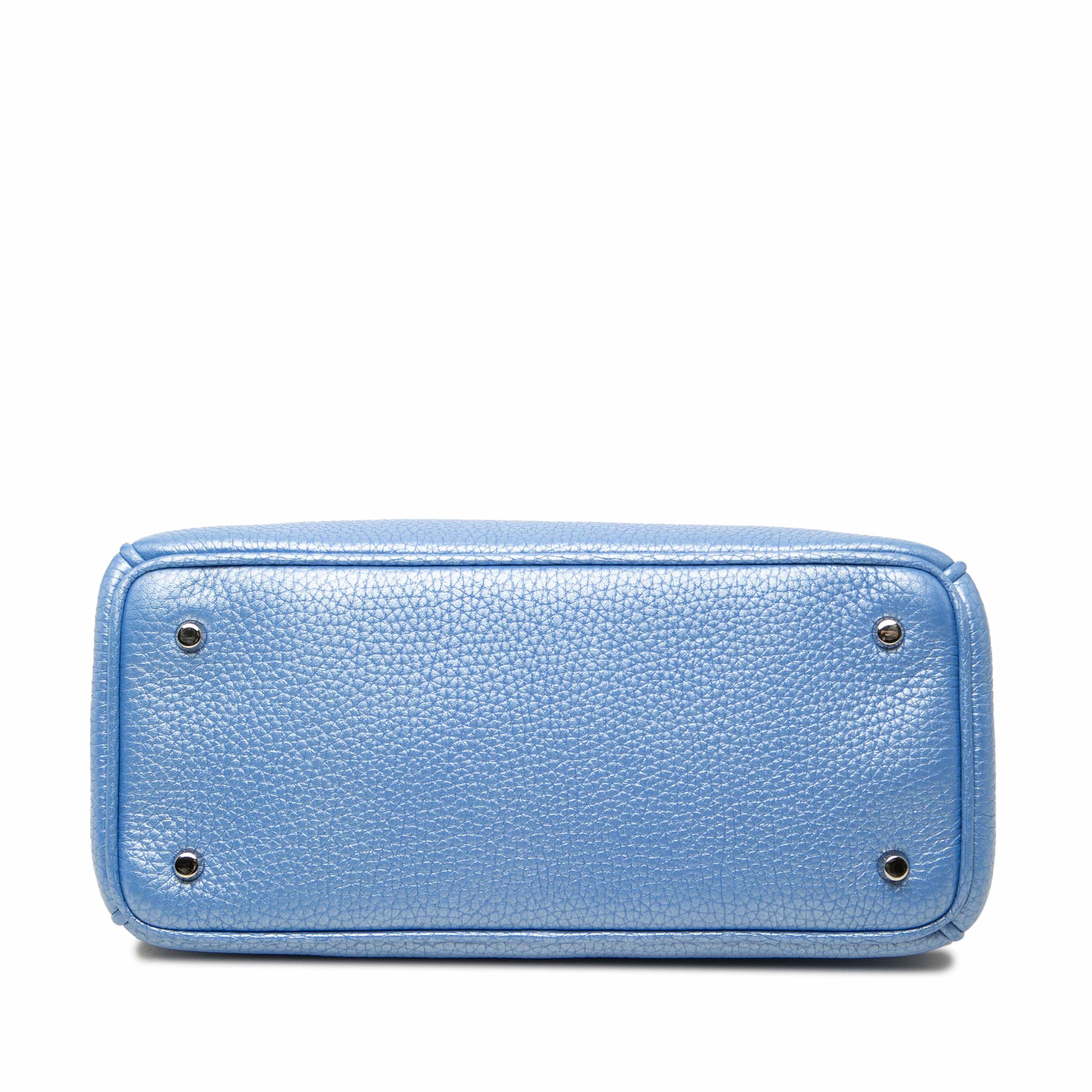 Dior Mini Metallic Pebbled Calfskin Diorissimo Satchel, från Luxclusif, i färgen blå. Klicka för att öppna bilden i stort format