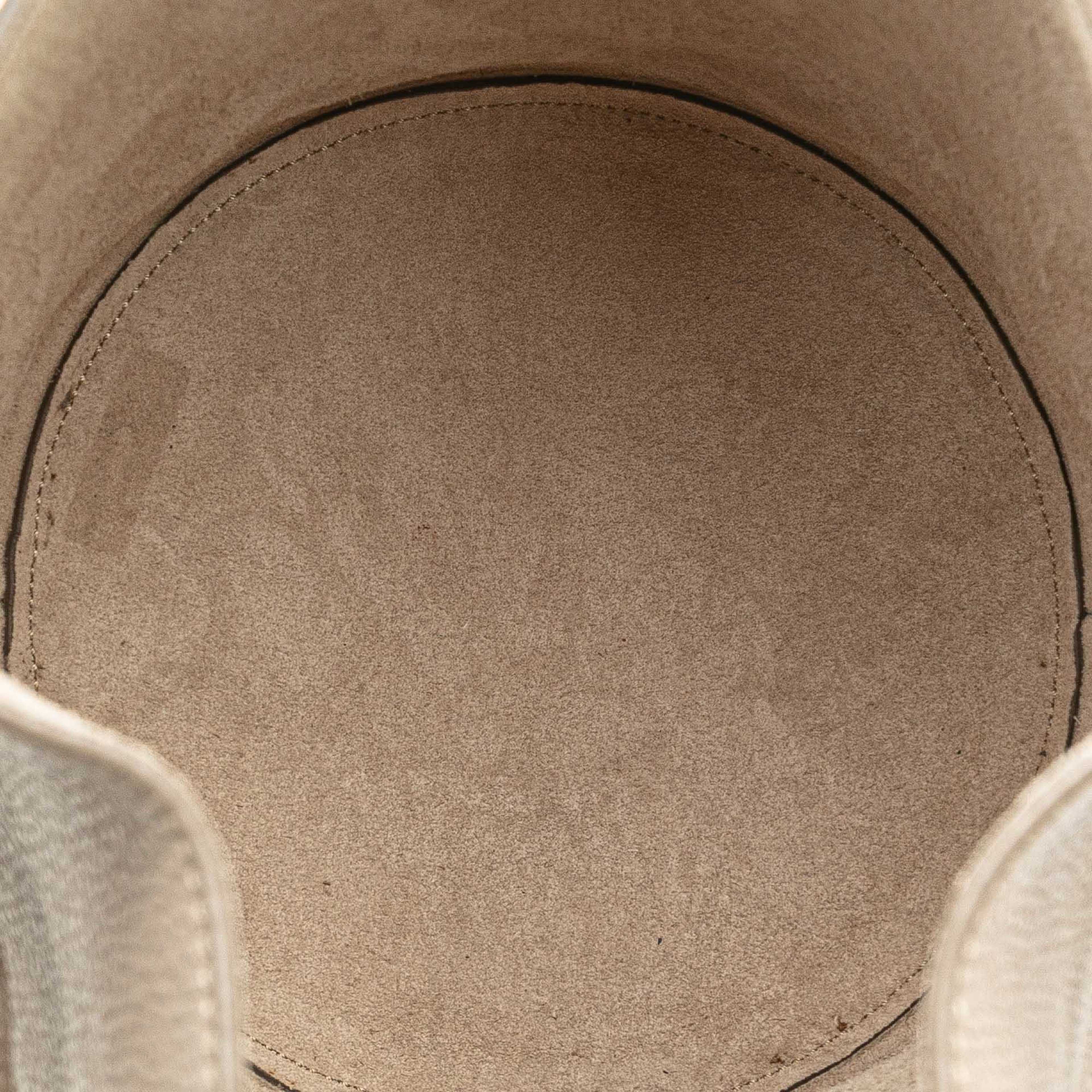 Celine Leather Big Bag Bucket, från Luxclusif, i färgen beige. Klicka för att öppna bilden i stort format