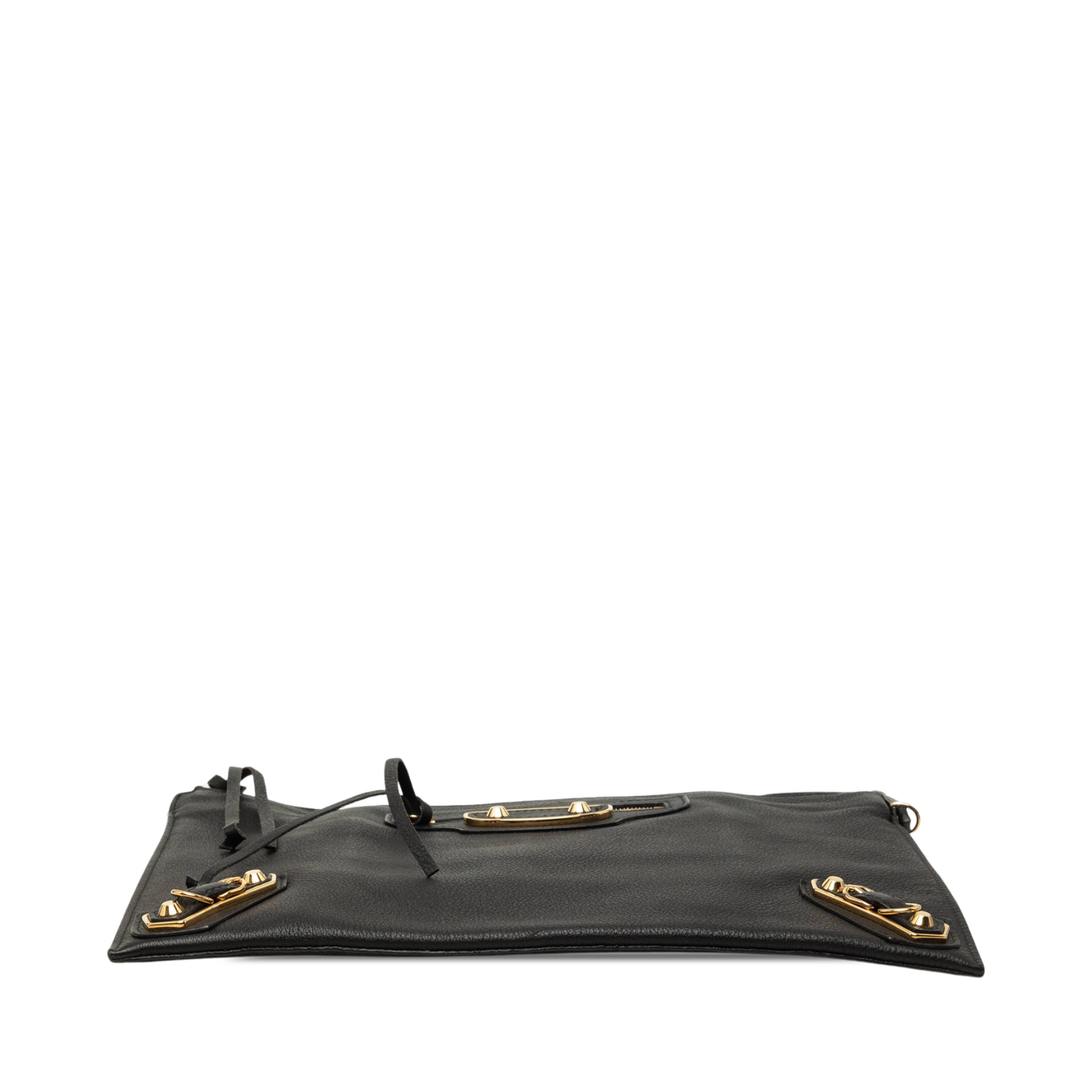 Balenciaga Goatskin Metallic Edge Papier Wristlet Clutch, från Luxclusif, i färgen svart. Klicka för att öppna bilden i stort format