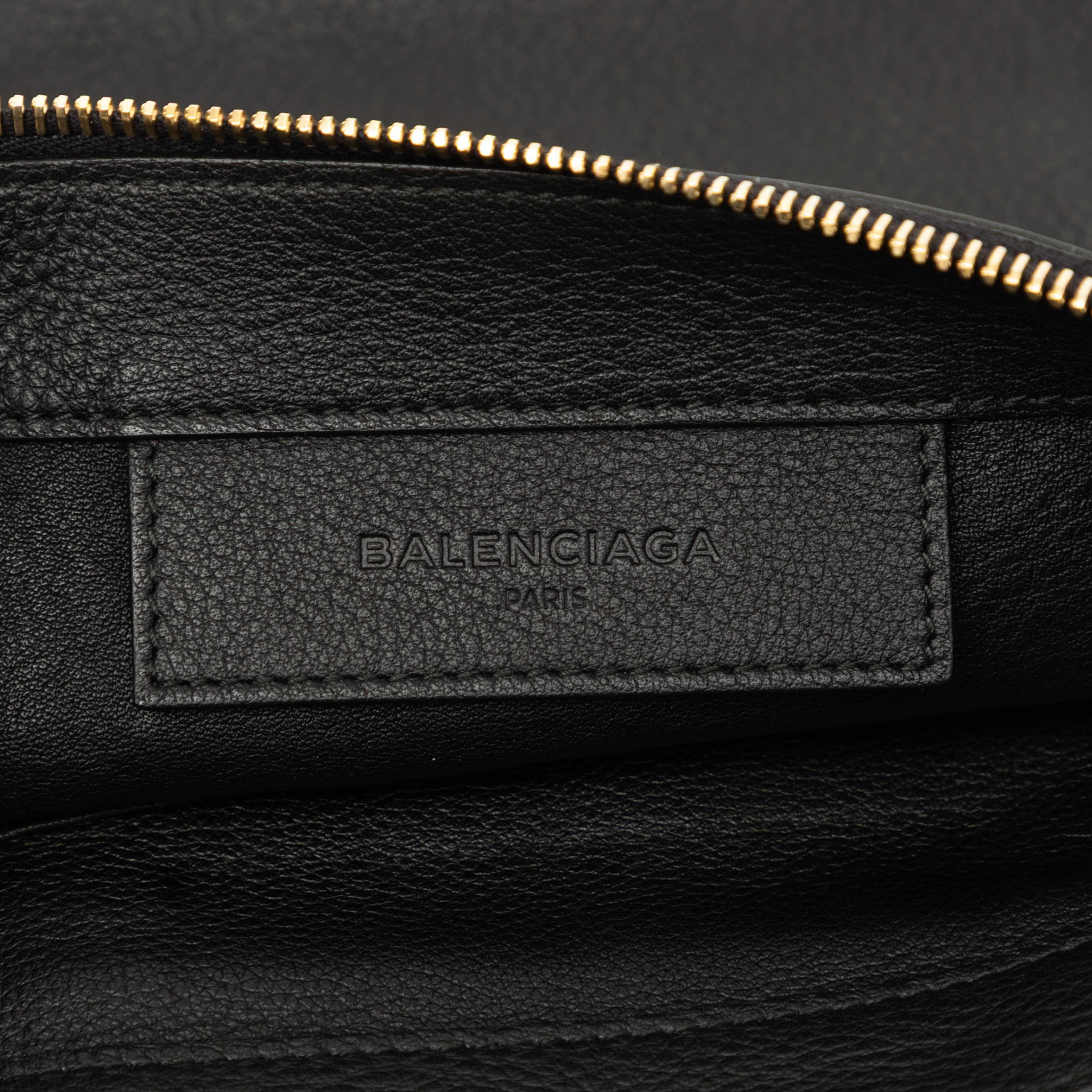 Balenciaga Goatskin Metallic Edge Papier Wristlet Clutch, från Luxclusif, i färgen svart. Klicka för att öppna bilden i stort format