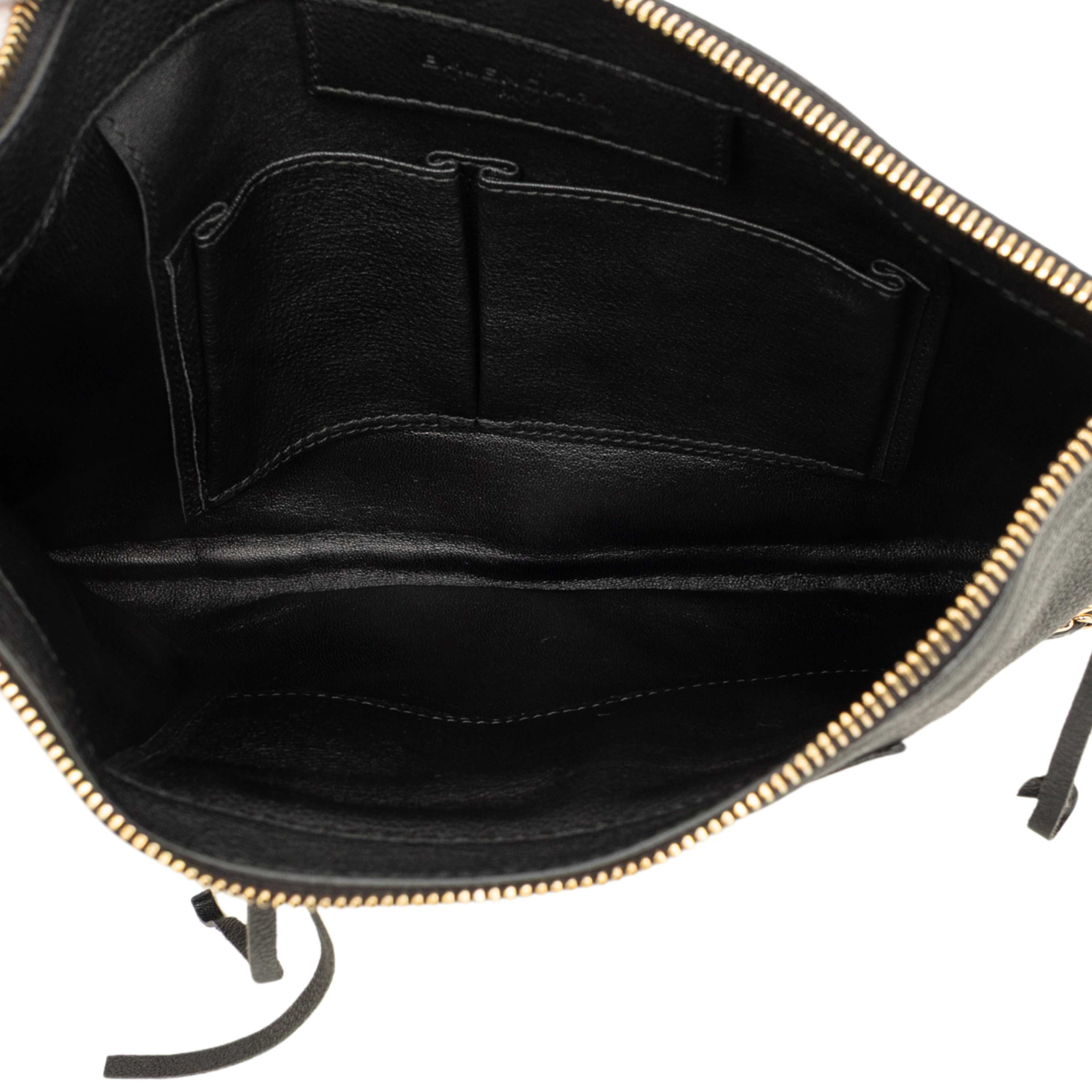 Balenciaga Goatskin Metallic Edge Papier Wristlet Clutch, från Luxclusif, i färgen svart. Klicka för att öppna bilden i stort format