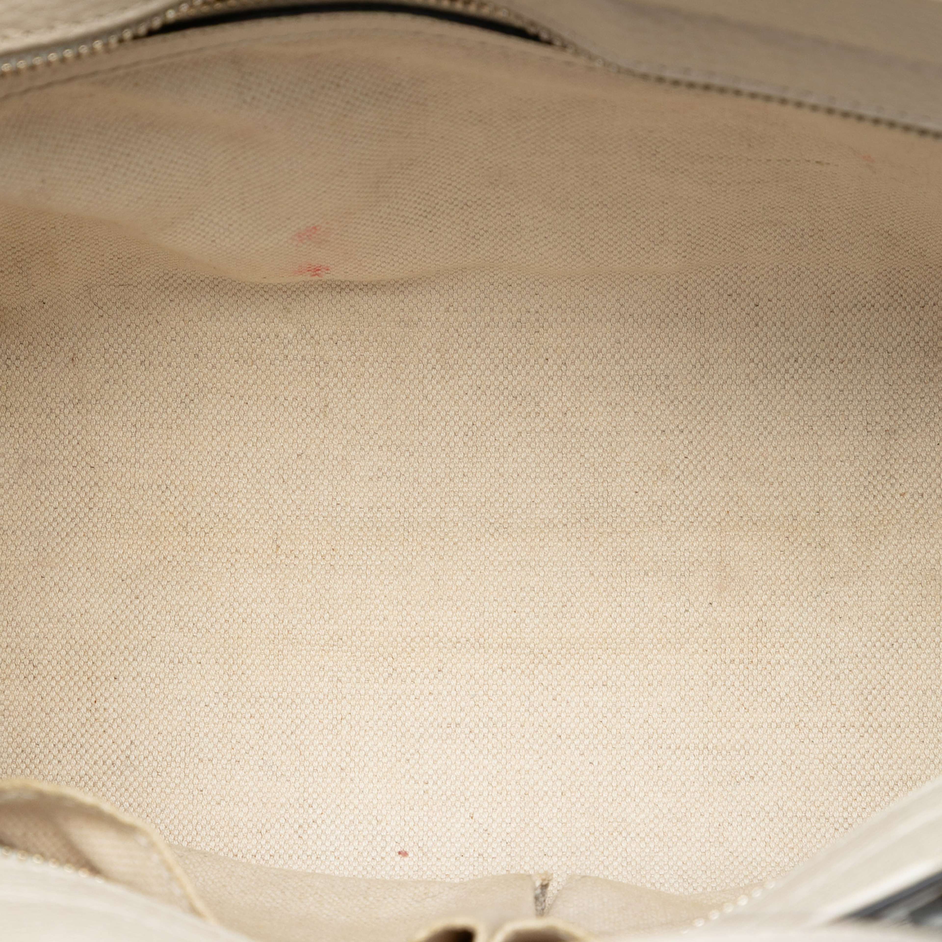 Gucci Mini Leather Swing Satchel, från Luxclusif, i färgen off white. Klicka för att öppna bilden i stort format