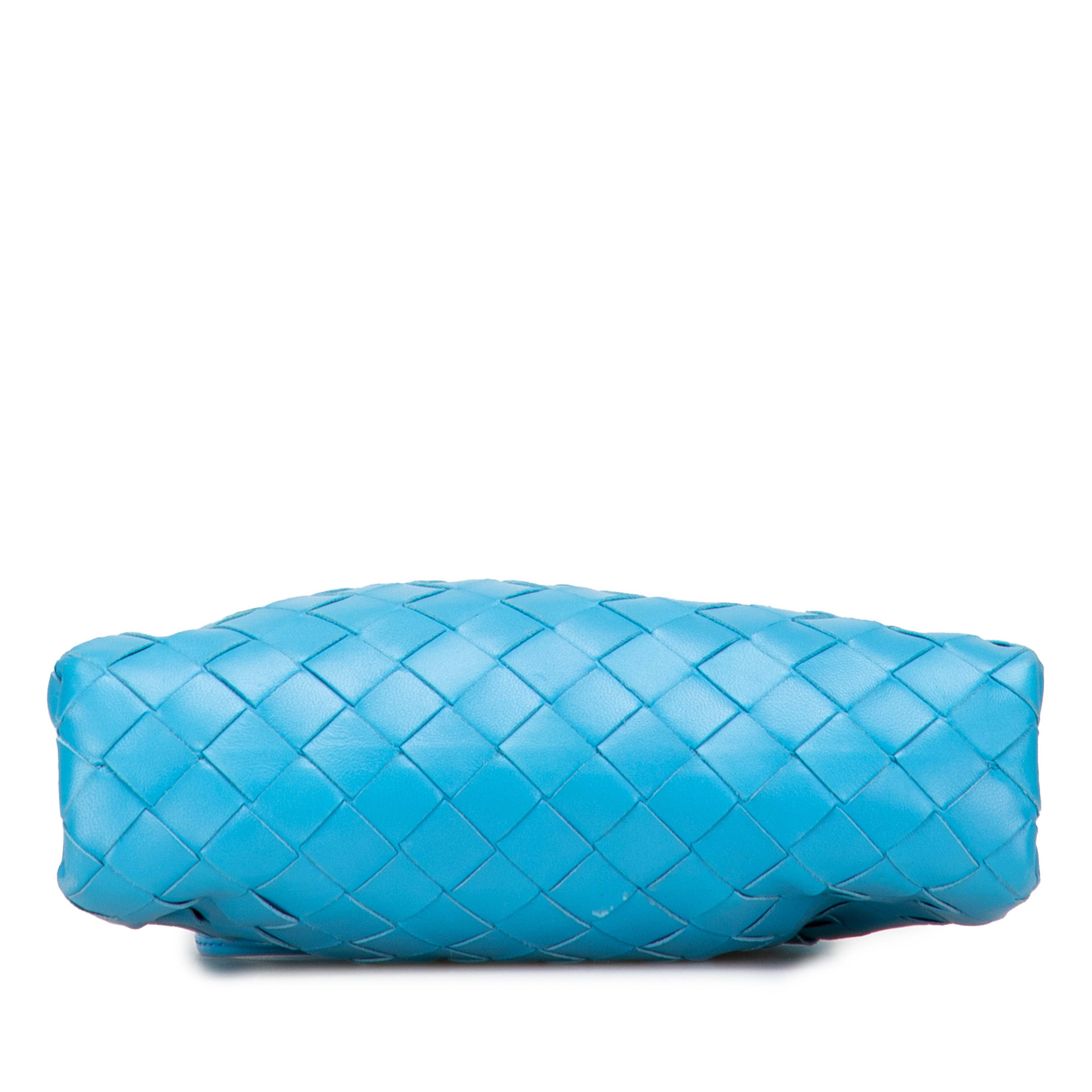 Bottega Veneta Nappa Intrecciato The Mini Pouch Crossbody, från Luxclusif, i färgen blue. Klicka för att öppna bilden i stort format