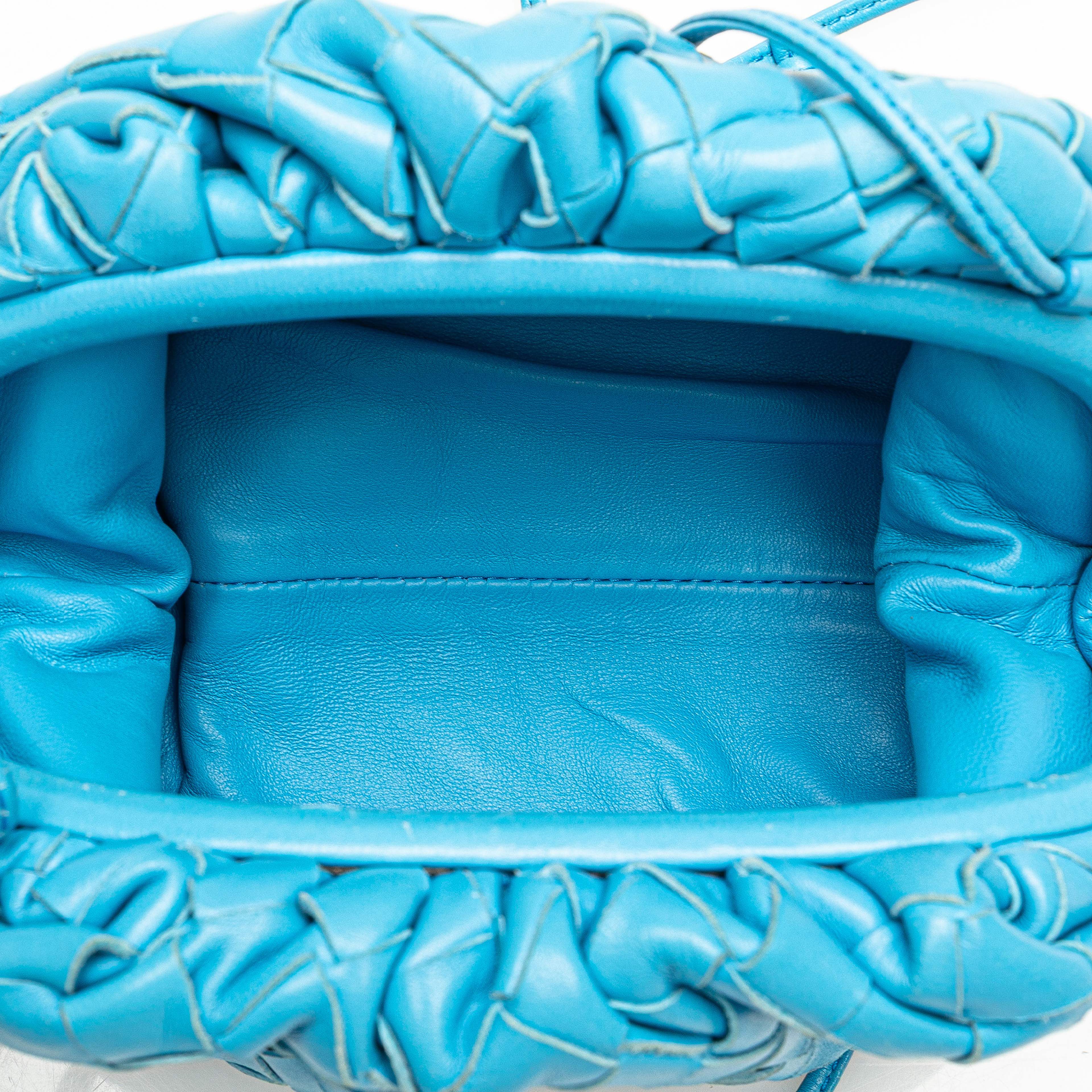 Bottega Veneta Nappa Intrecciato The Mini Pouch Crossbody, från Luxclusif, i färgen blue. Klicka för att öppna bilden i stort format