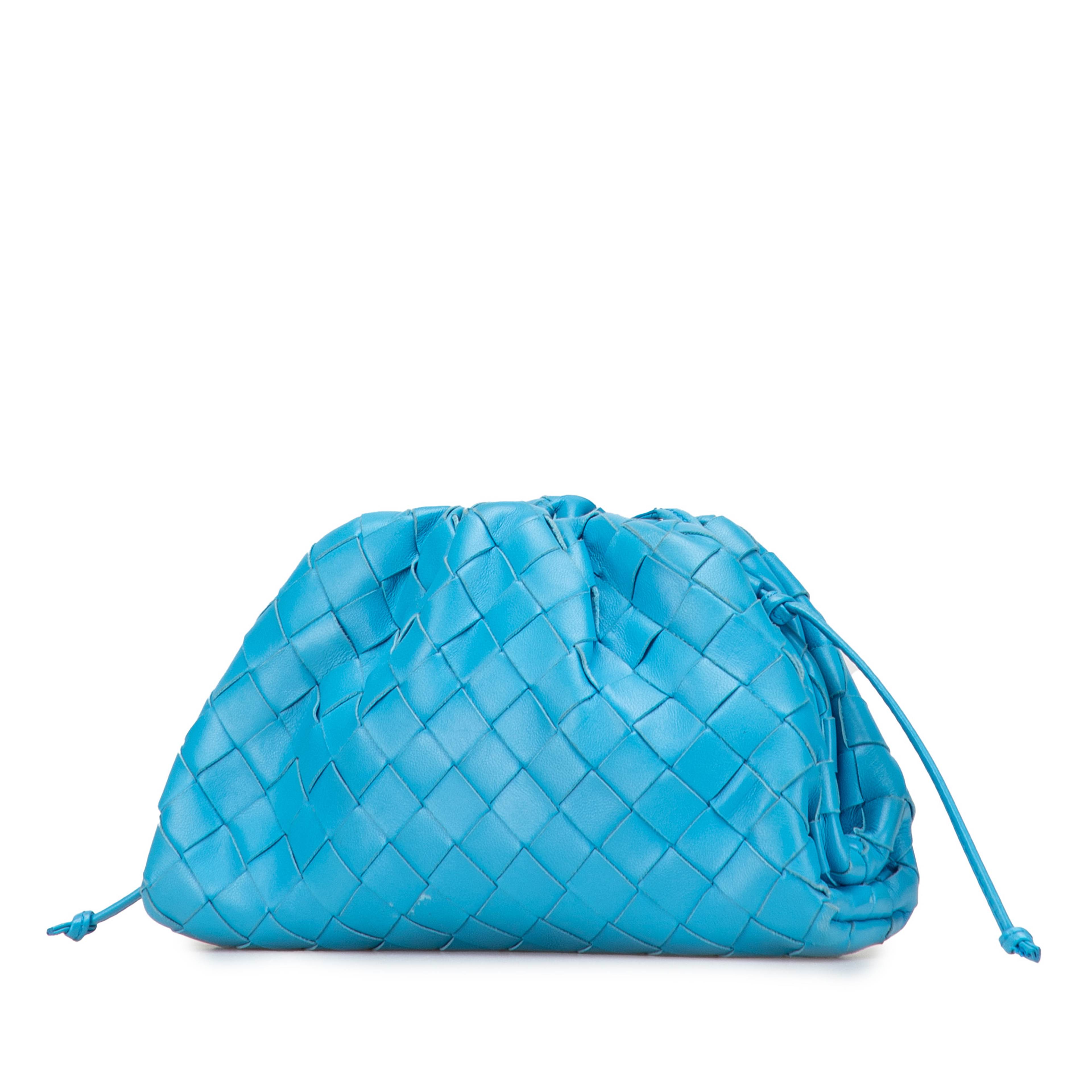 Bottega Veneta Nappa Intrecciato The Mini Pouch Crossbody, från Luxclusif, i färgen blue. Klicka för att öppna bilden i stort format
