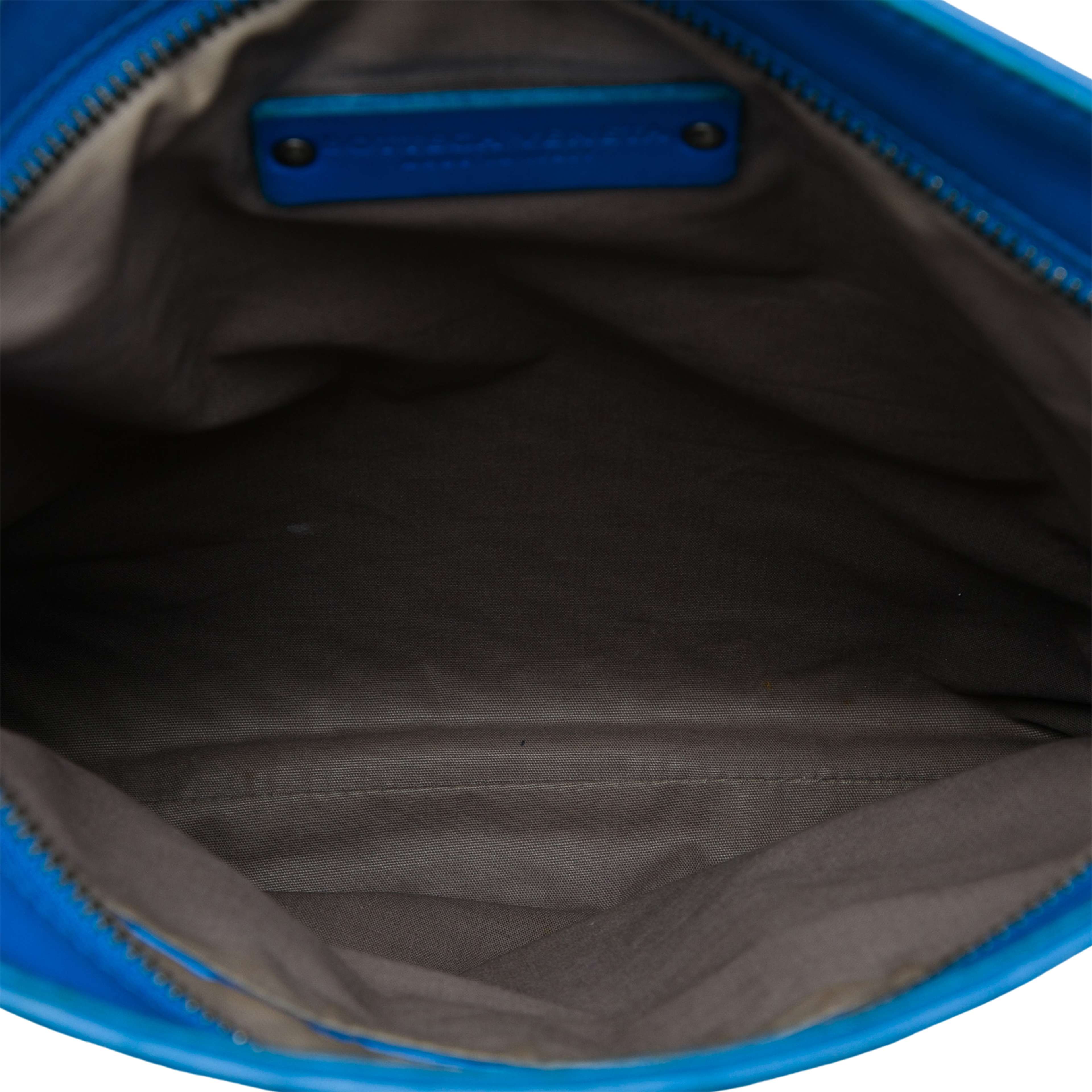Bottega Veneta Nappa Intrecciato Vn Crossbody, från Luxclusif, i färgen blå. Klicka för att öppna bilden i stort format