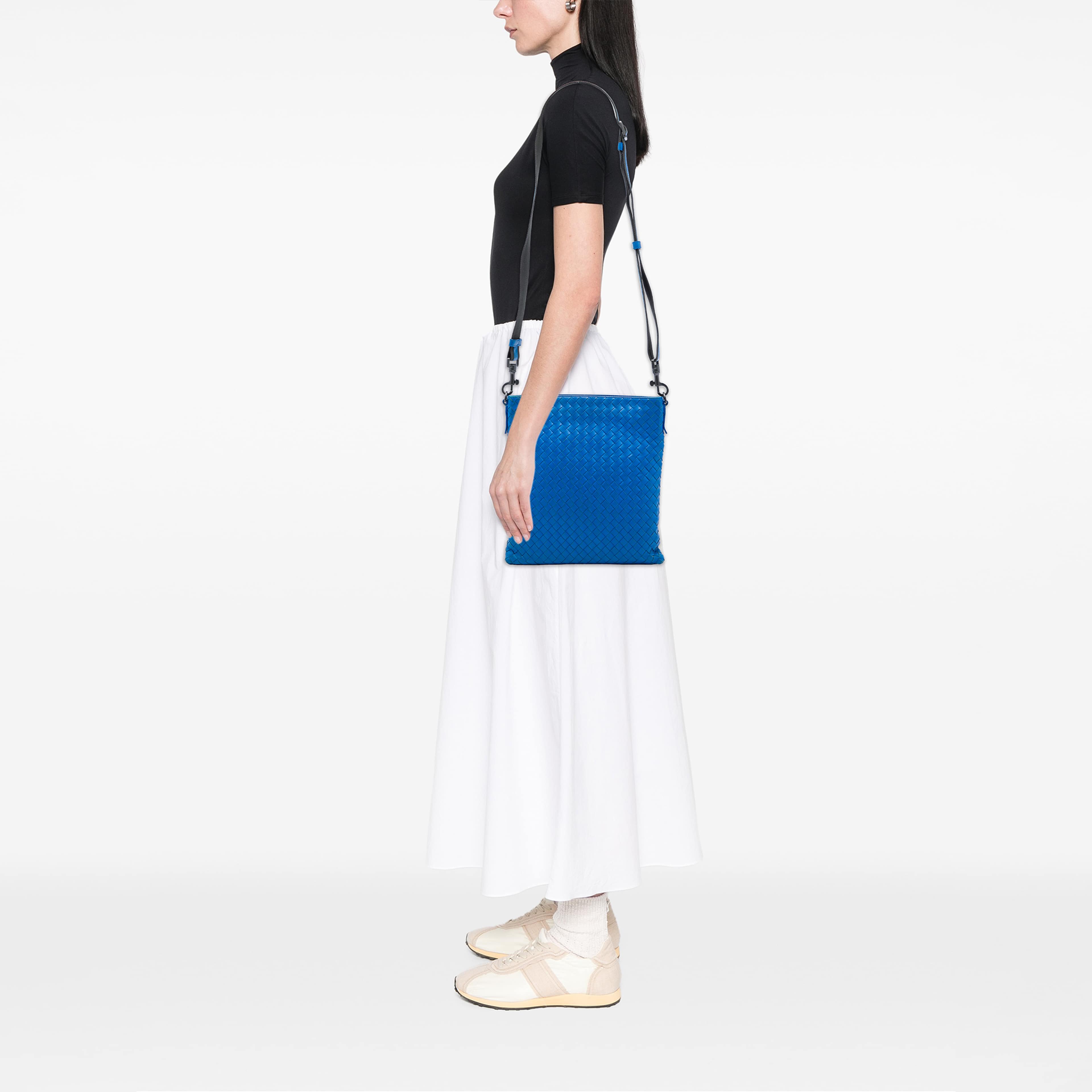 Bottega Veneta Nappa Intrecciato Vn Crossbody, från Luxclusif, i färgen blå. Klicka för att öppna bilden i stort format