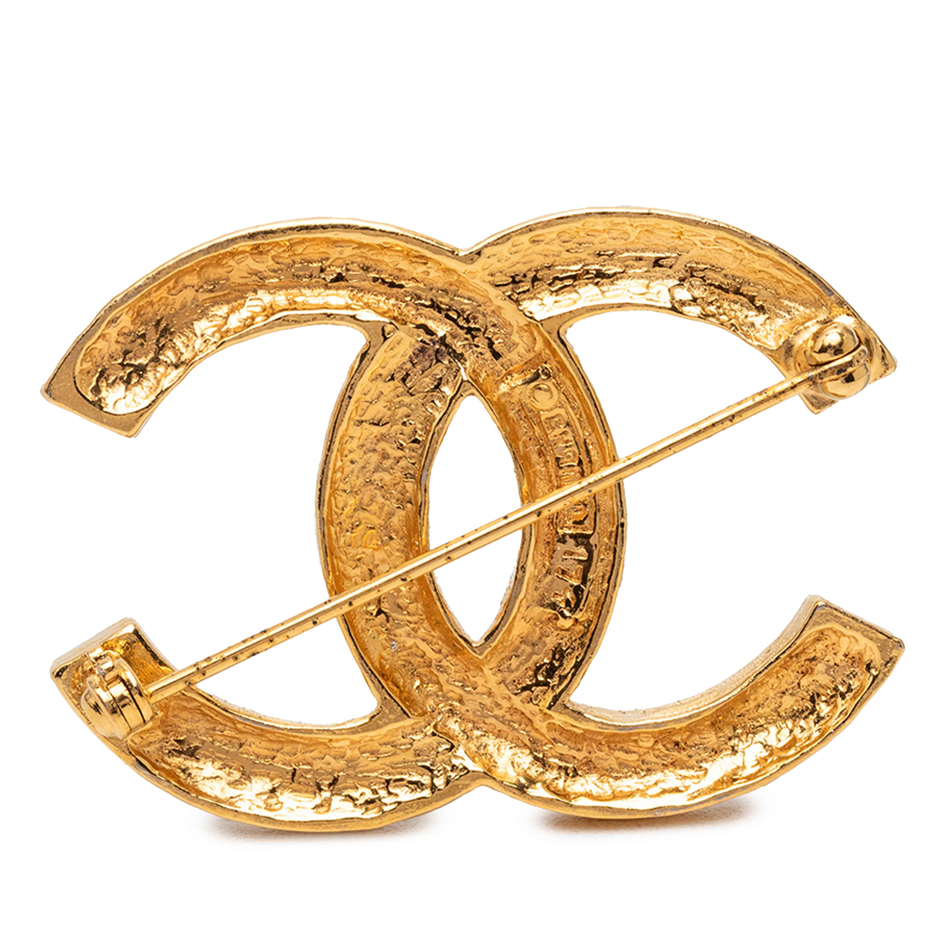 Chanel Cc Gold Plated Strass Brooch, från Luxclusif, i färgen guld. Klicka för att öppna bilden i stort format
