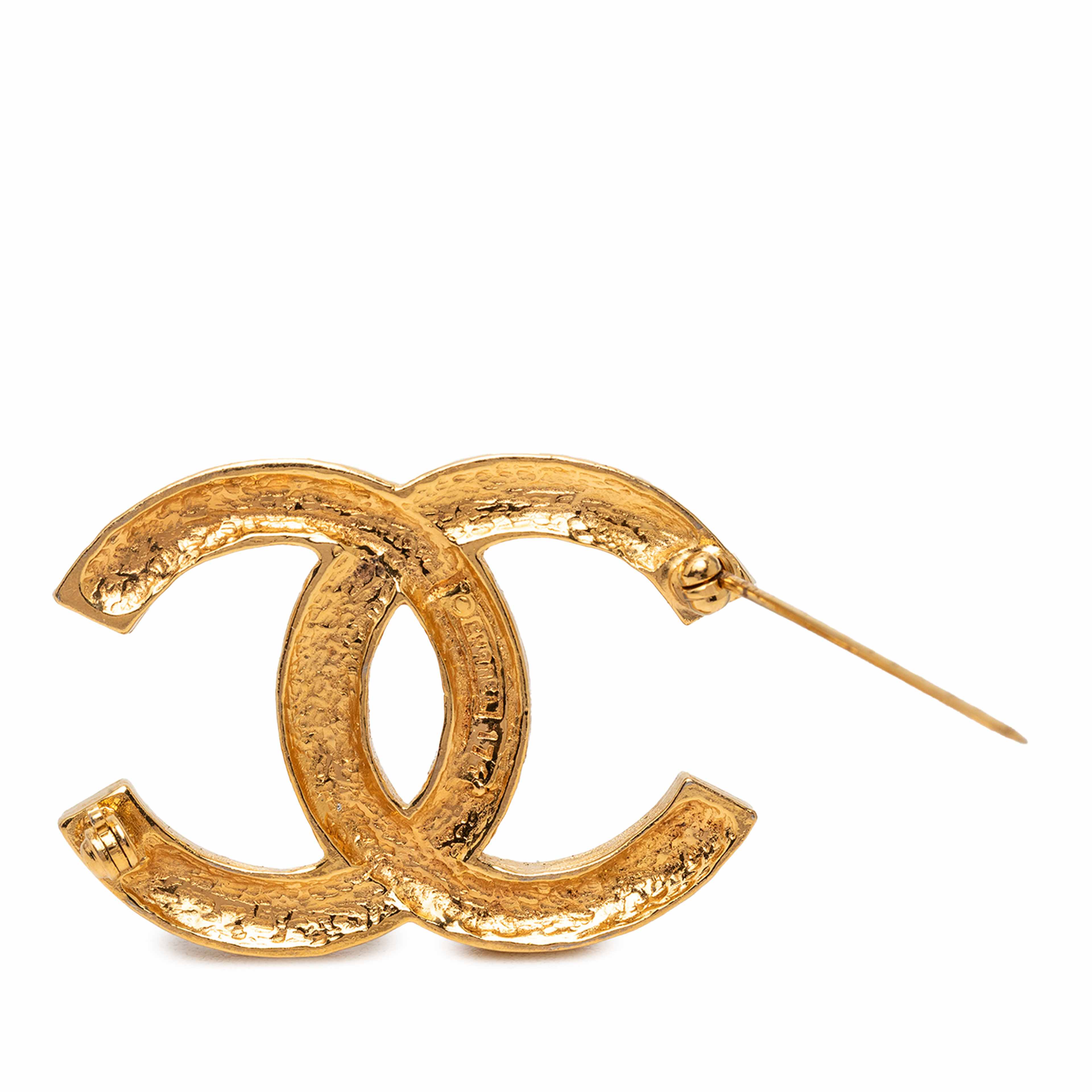 Chanel Cc Gold Plated Strass Brooch, från Luxclusif, i färgen guld. Klicka för att öppna bilden i stort format