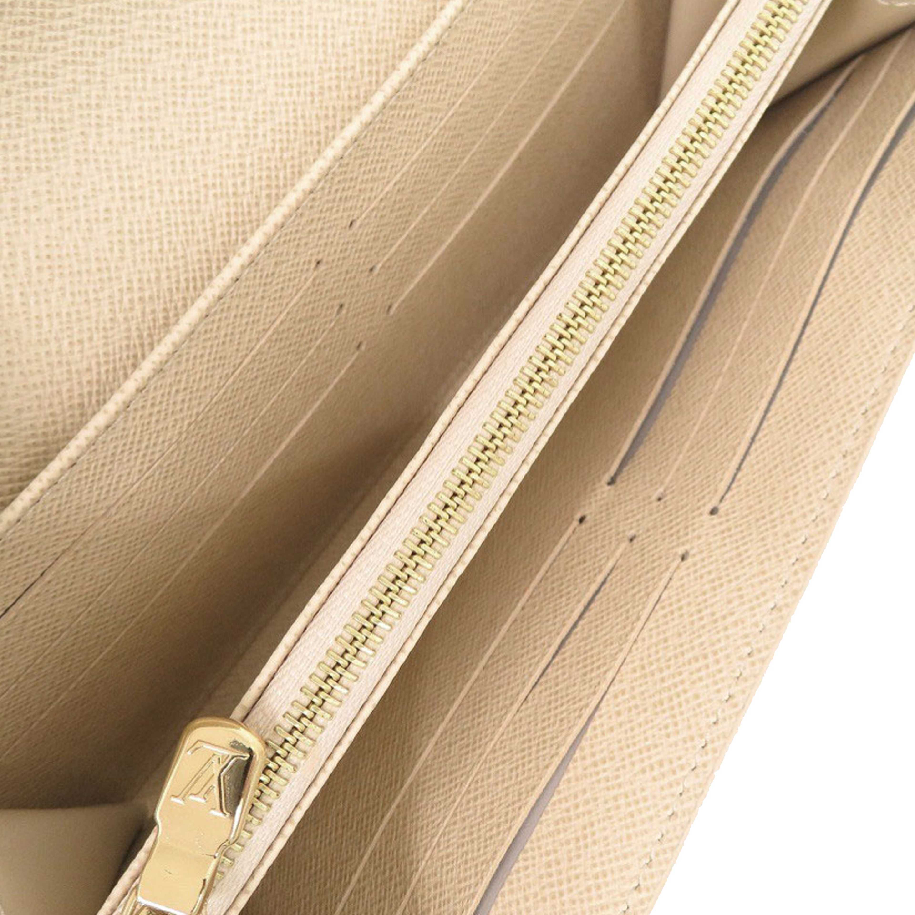 Louis Vuitton Damier Azur Sarah Long Wallet, från Luxclusif, i färgen white. Klicka för att öppna bilden i stort format