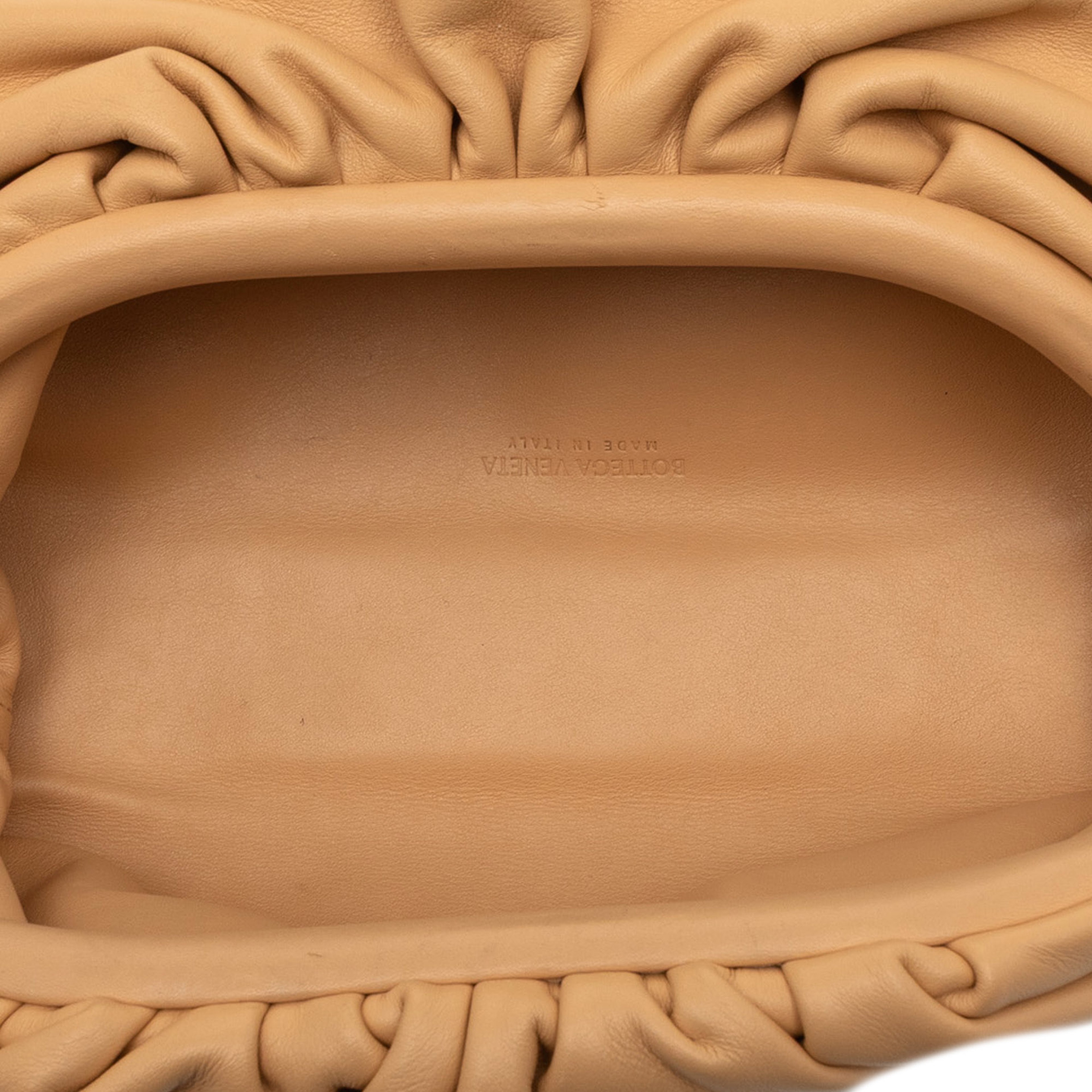 Bottega Veneta Lambskin Belt Chain Pouch, från Luxclusif, i färgen beige. Klicka för att öppna bilden i stort format