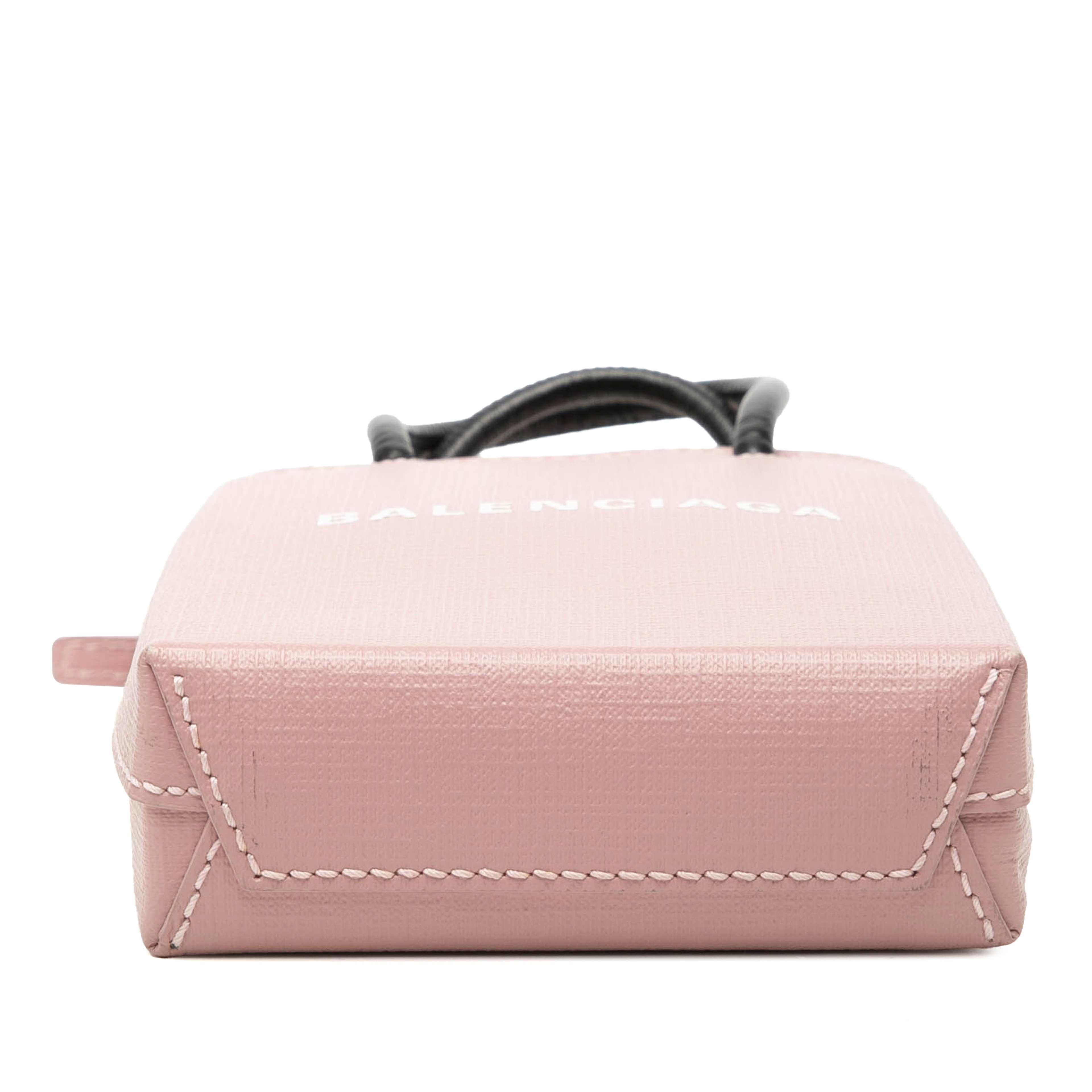 Balenciaga Mini Calfskin Logo Shopping Phone Holder, från Luxclusif, i färgen rosa. Klicka för att öppna bilden i stort format