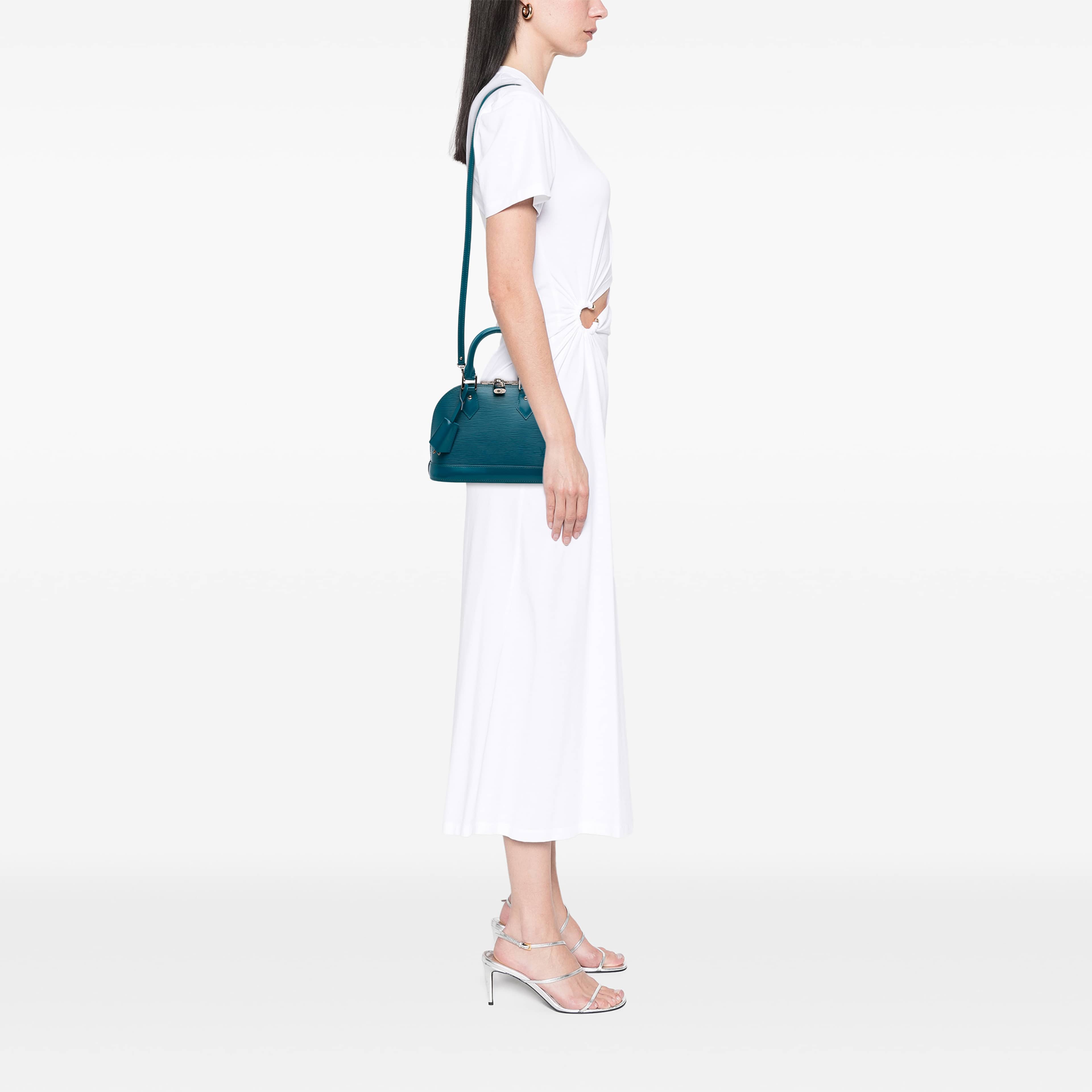 Louis Vuitton Monogram Vernis Alma Pm, från Luxclusif, i färgen blå. Klicka för att öppna bilden i stort format