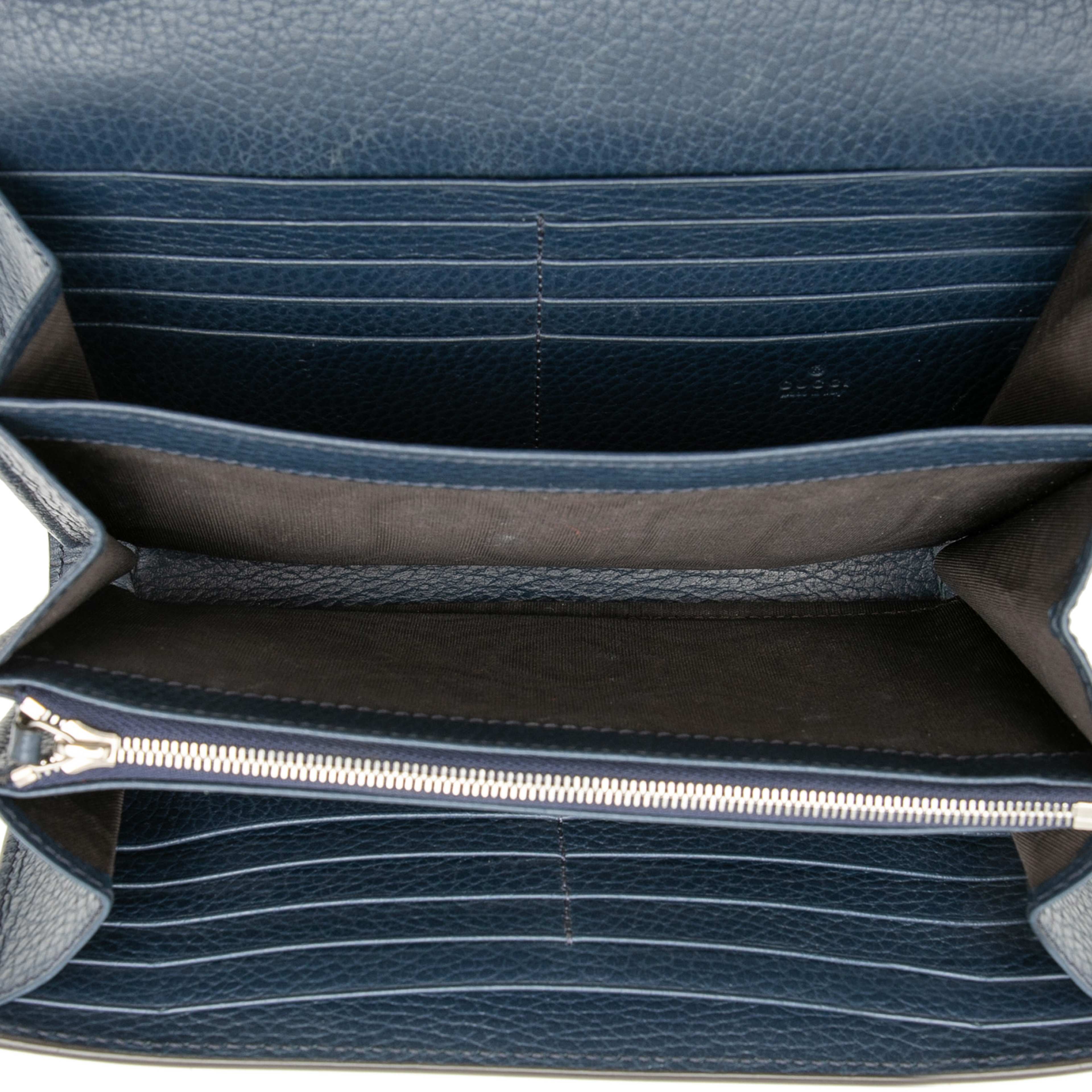 Gucci Mini Leather Dionysus Wallet On Chain, från Luxclusif, i färgen dark blue. Klicka för att öppna bilden i stort format