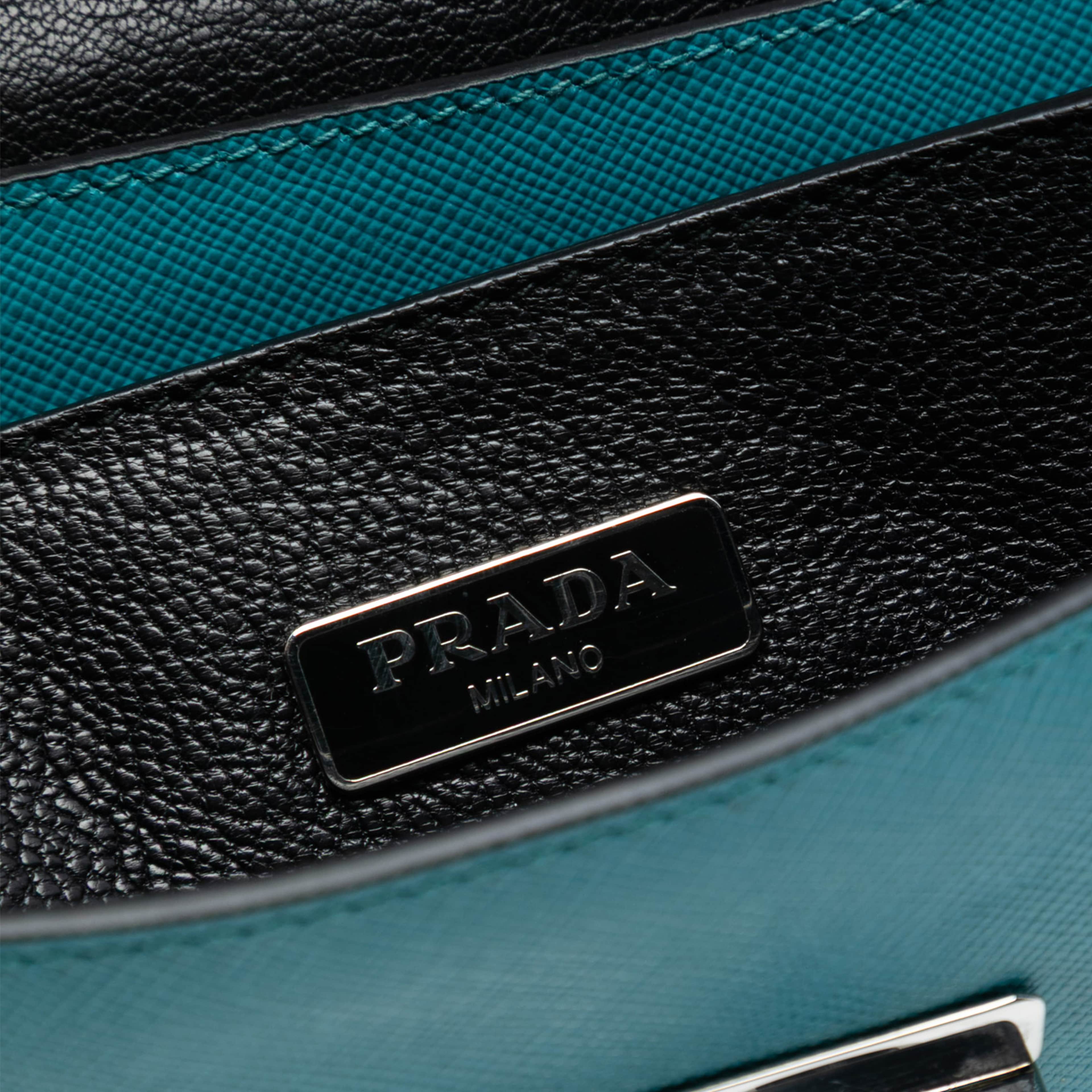 Prada Saffiano Lux Sound Lock Satchel, från Luxclusif, i färgen turquoise. Klicka för att öppna bilden i stort format