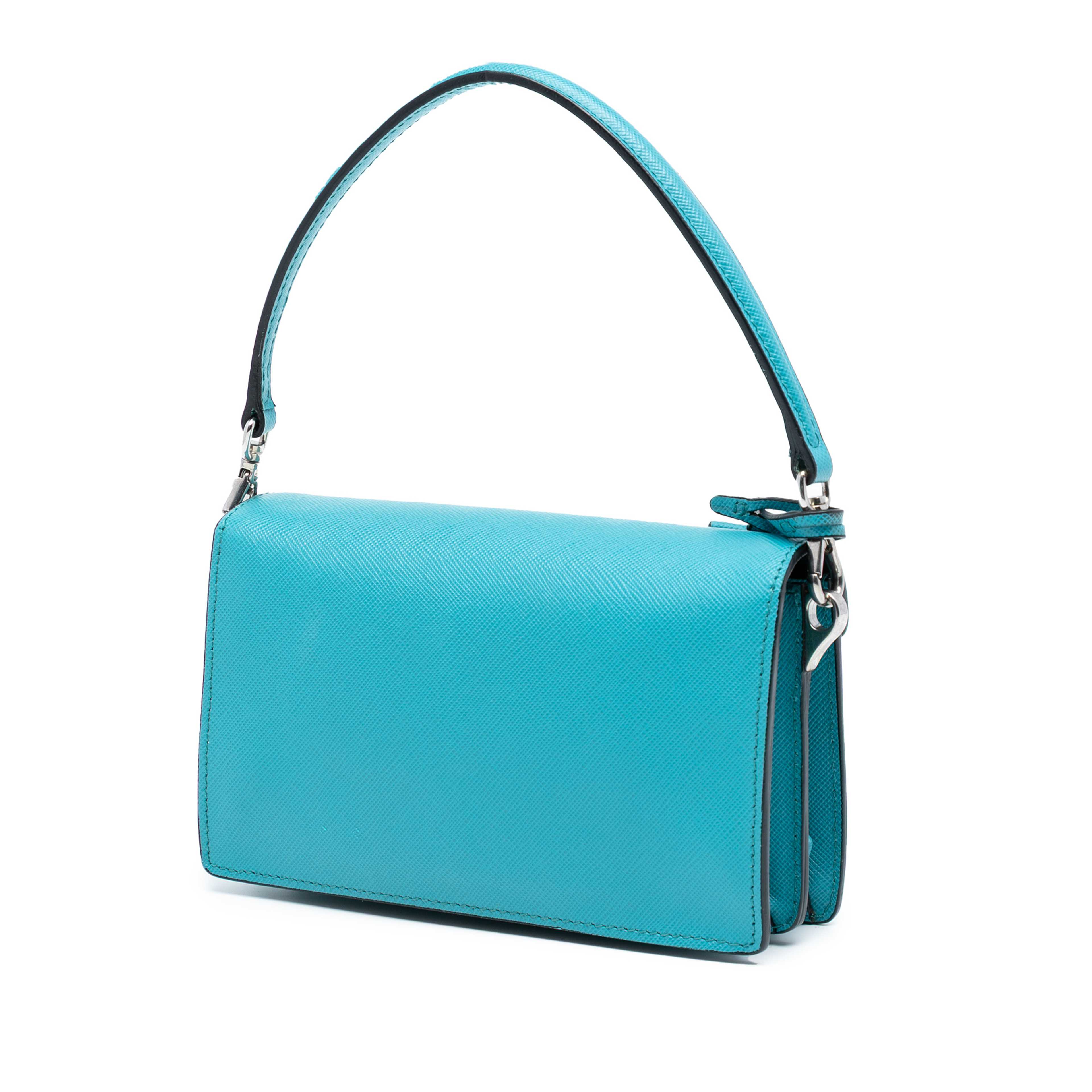 Prada Saffiano Lux Sound Lock Satchel, från Luxclusif, i färgen turquoise. Klicka för att öppna bilden i stort format