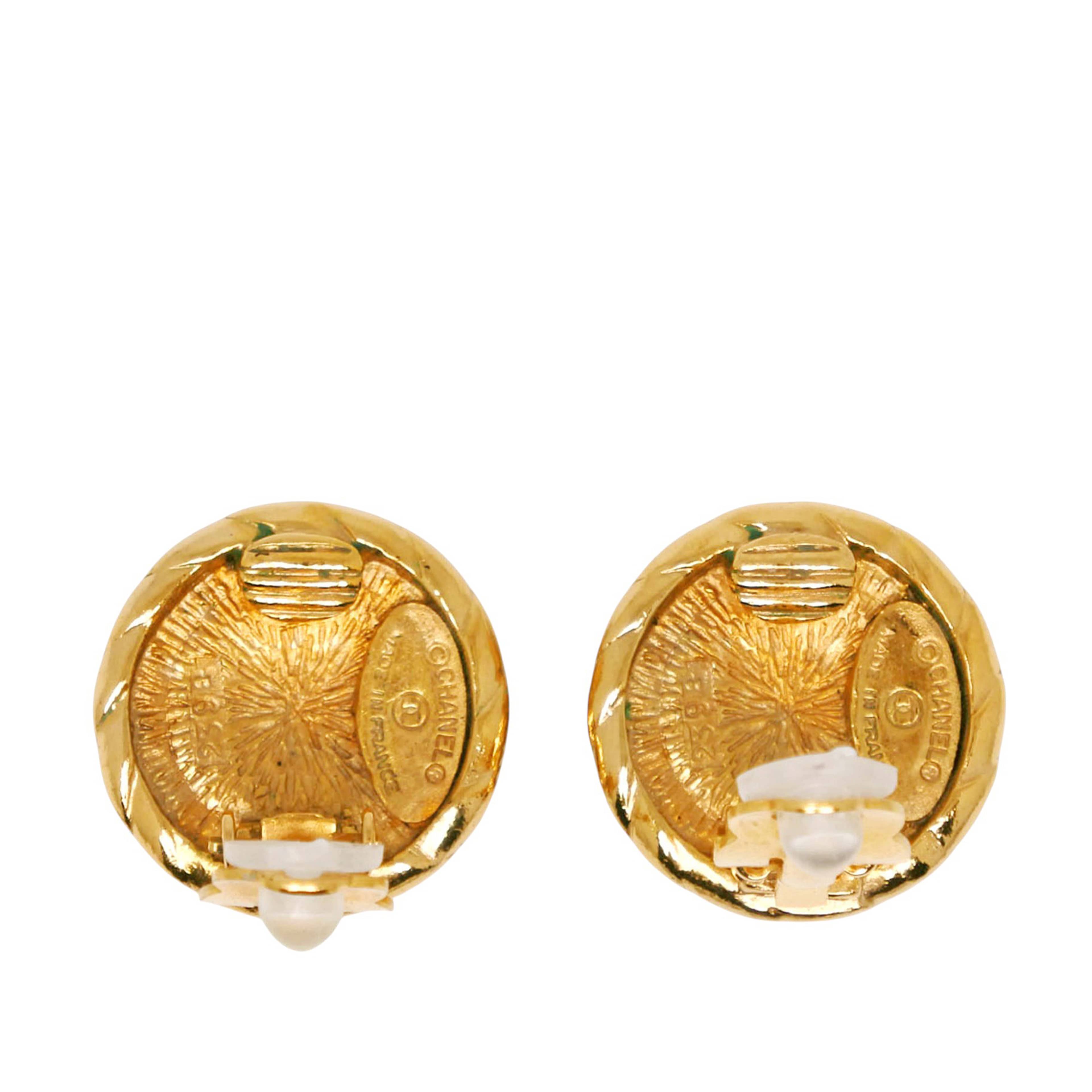Chanel Cc Gold Plated Round Clip On Earrings, från Luxclusif, i färgen guld. Klicka för att öppna bilden i stort format