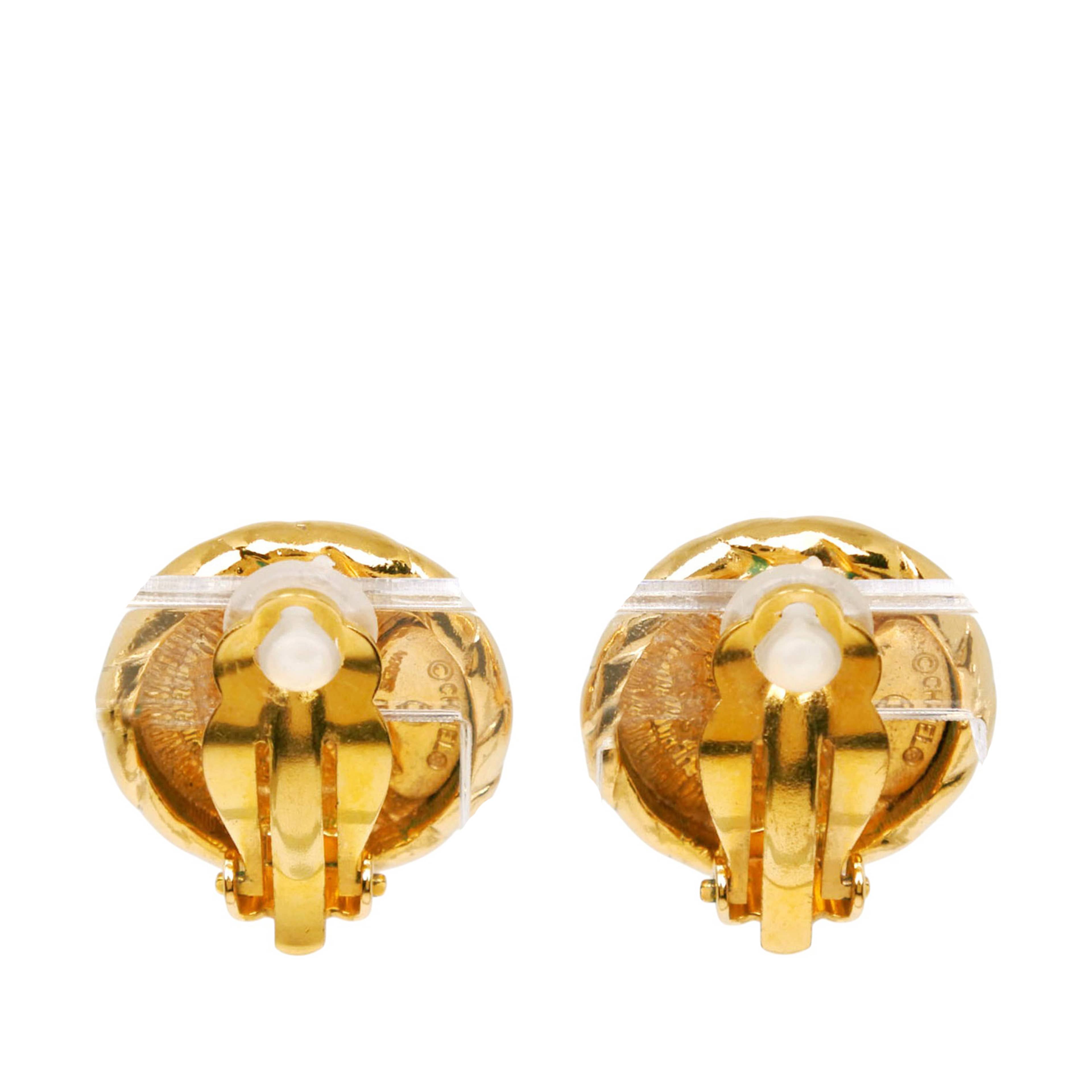 Chanel Cc Gold Plated Round Clip On Earrings, från Luxclusif, i färgen guld. Klicka för att öppna bilden i stort format