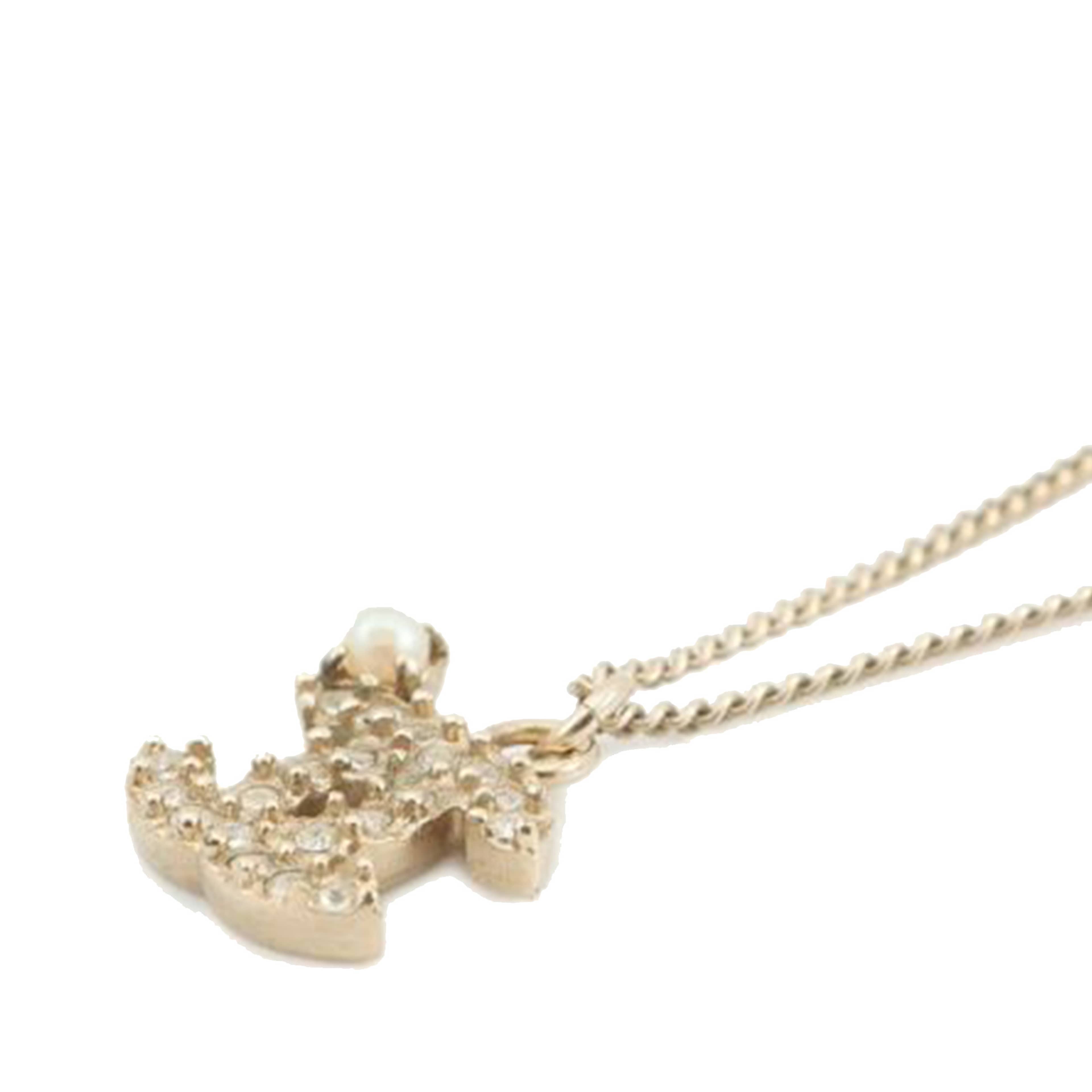 Chanel Cc Crystal Faux Pearl Pendant Necklace, från Luxclusif, i färgen gold. Klicka för att öppna bilden i stort format