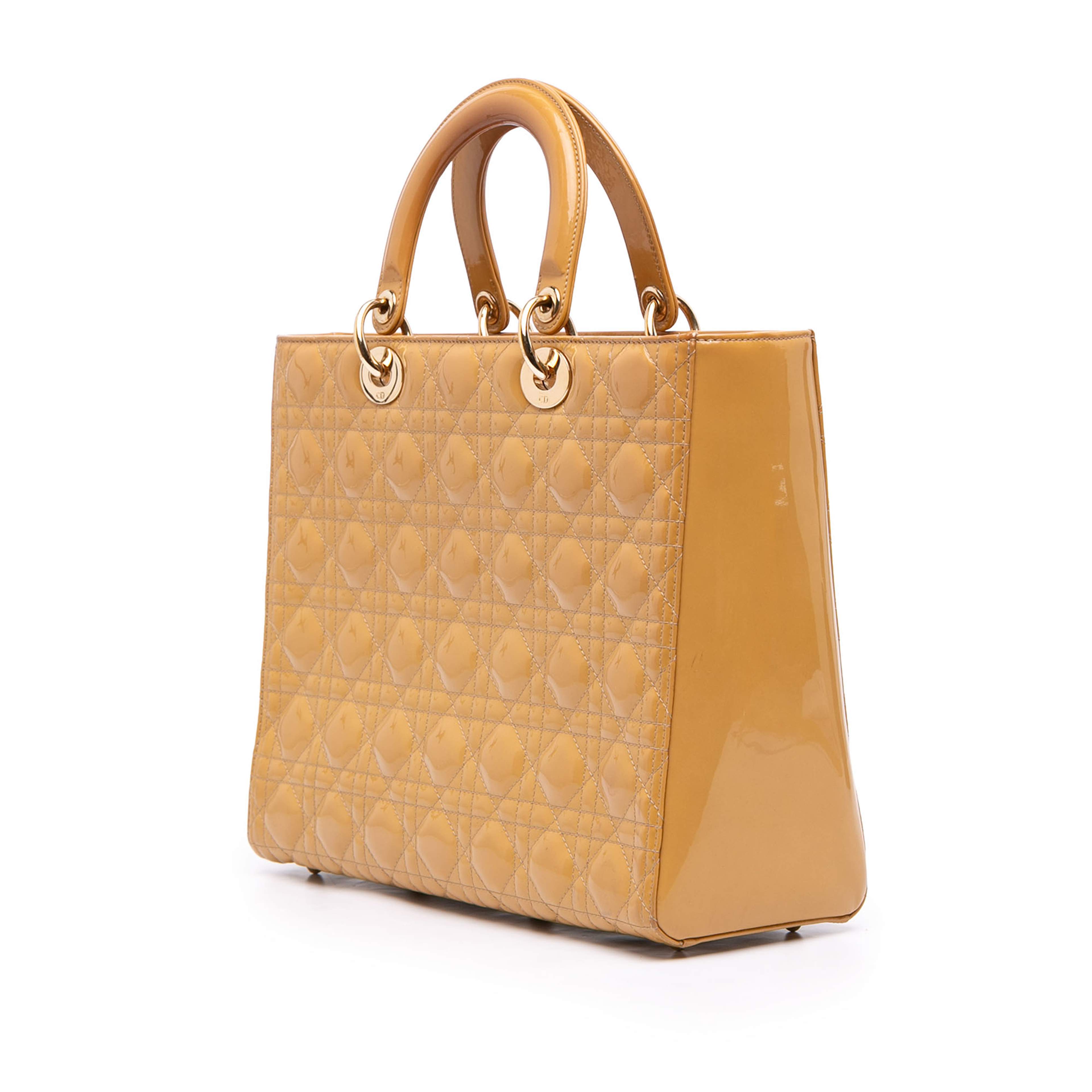 Dior Large Patent Cannage Lady Dior, från Luxclusif, i färgen beige. Klicka för att öppna bilden i stort format