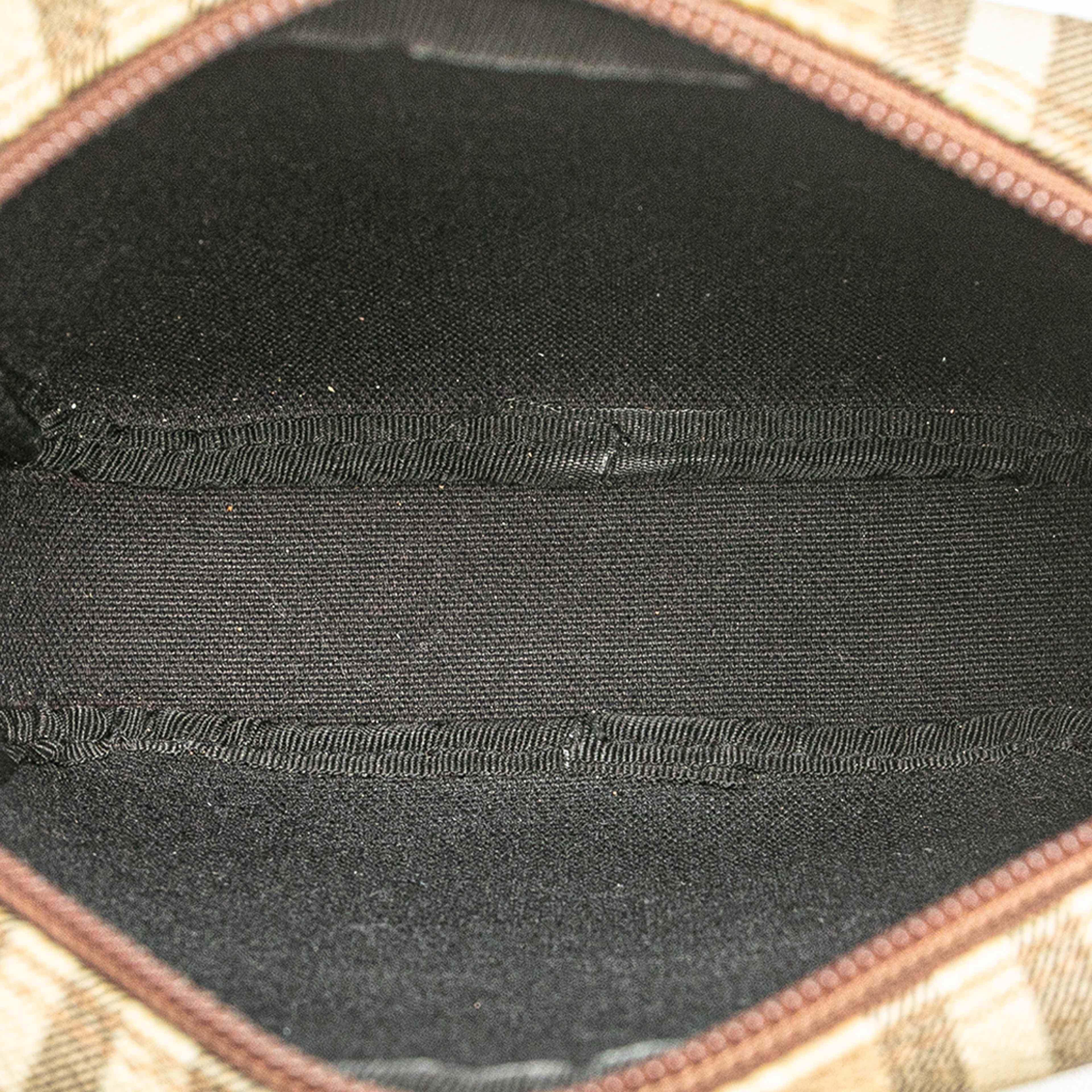 Burberry Haymarket Check Canvas Crossbody, från Luxclusif, i färgen beige. Klicka för att öppna bilden i stort format