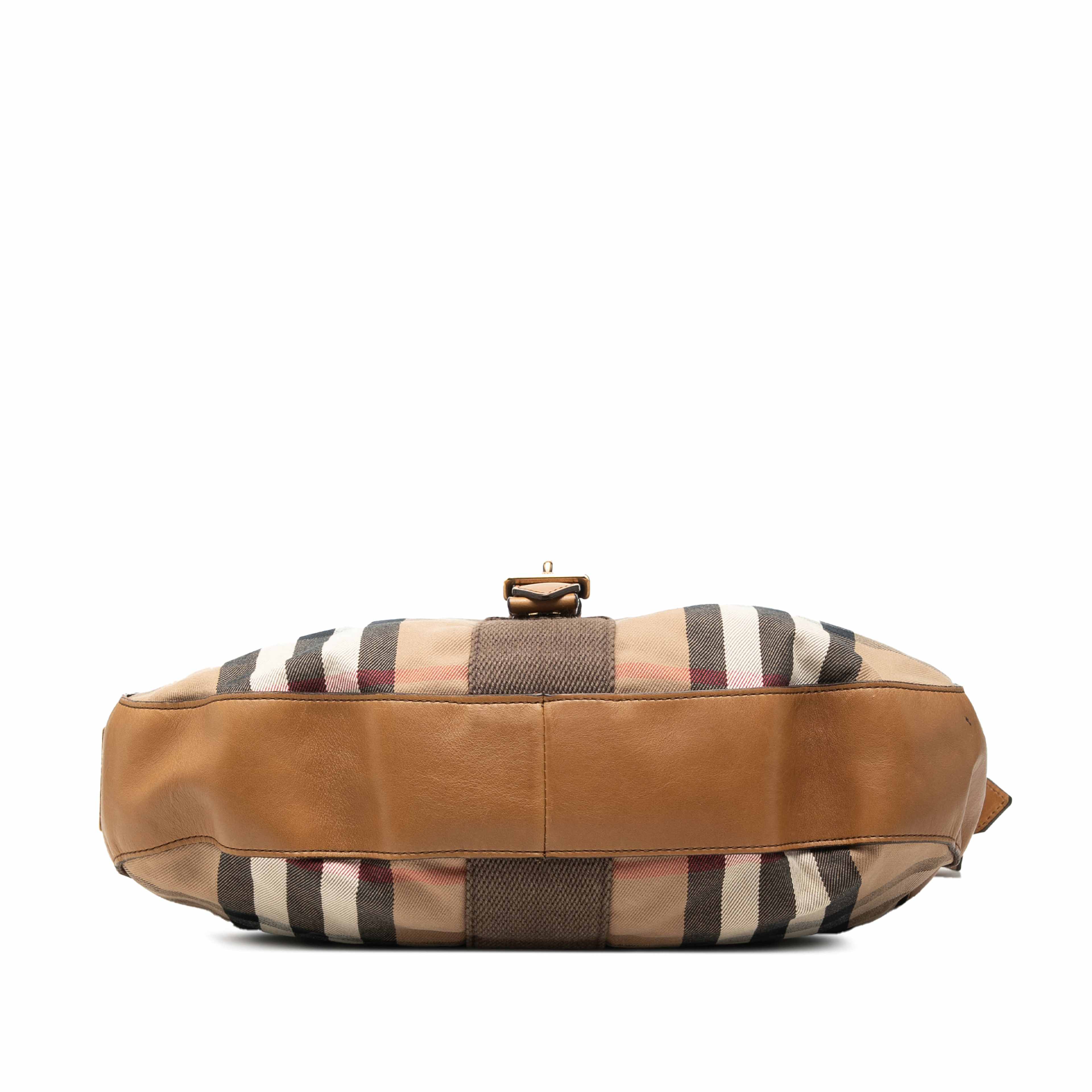 Burberry Medium House Check Canvas Ashwood Hobo, från Luxclusif, i färgen beige. Klicka för att öppna bilden i stort format